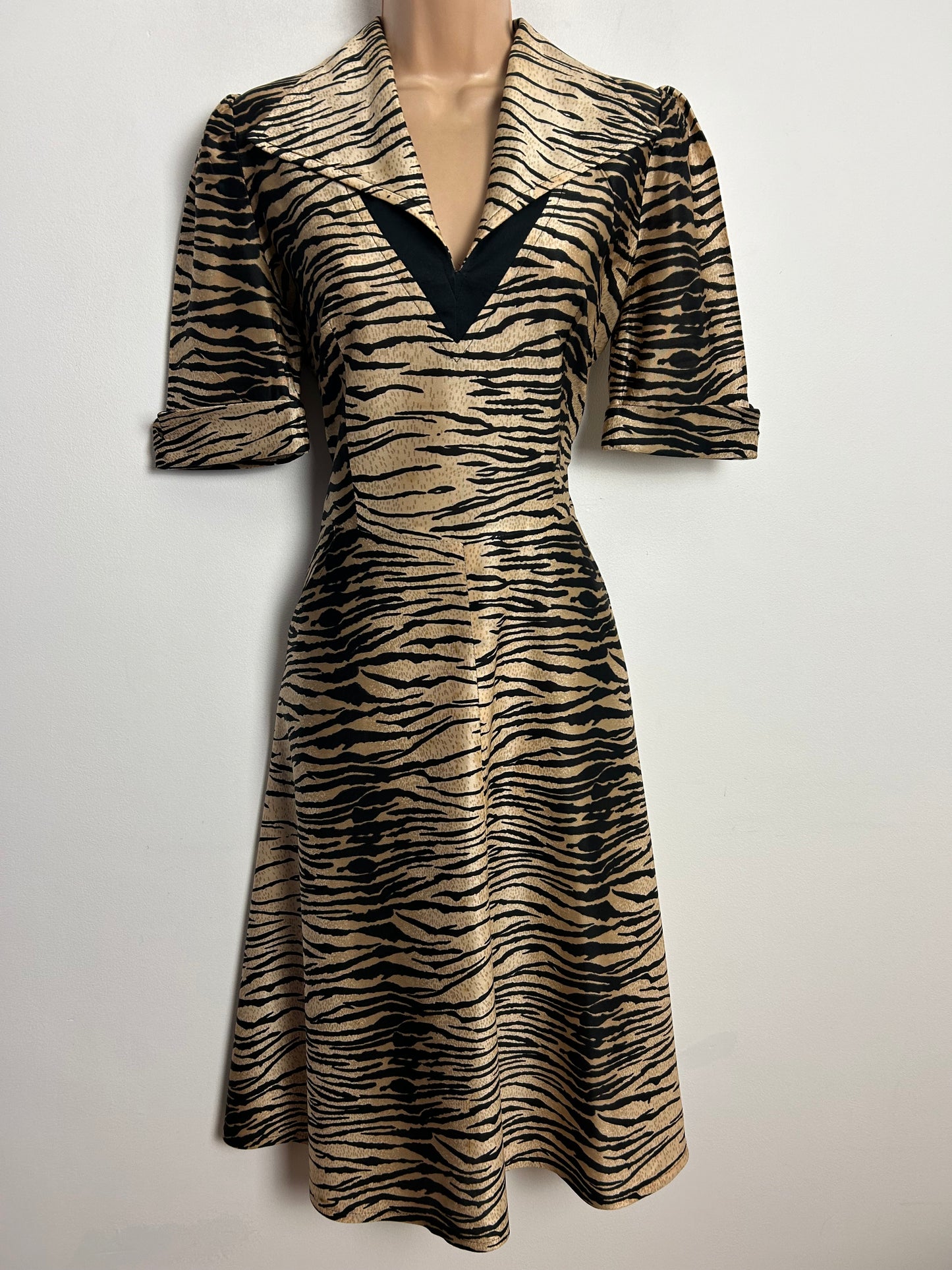 Vintage 1970s UK Size 12 Beige & Black Tiger (Or Zebra) Stripe Animal Print Short Sleeve Wide Collared Dress