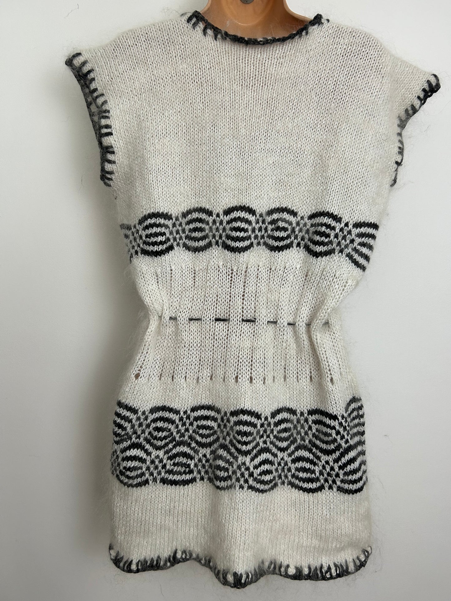 Vintage Late 1970s/Early 1980s Up To Size 14 White & Dark Grey Pull Tie Waist Tunic Style Jumper
