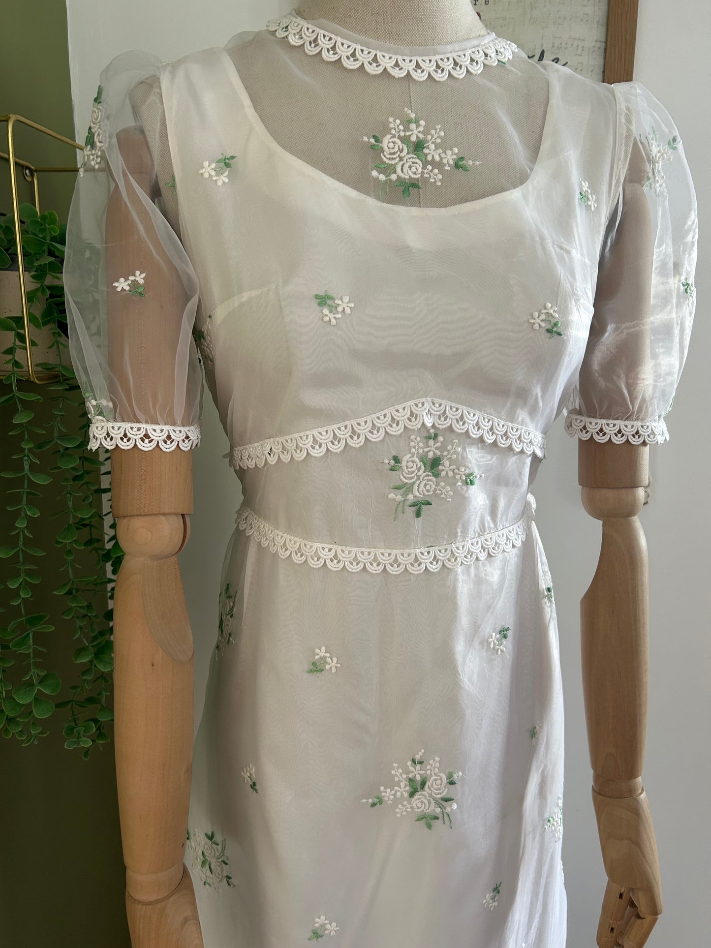 Vintage 1970s Size 10 Pretty White Embroidered Floral Detail Short Sleeve Boho Summer/Wedding Dress