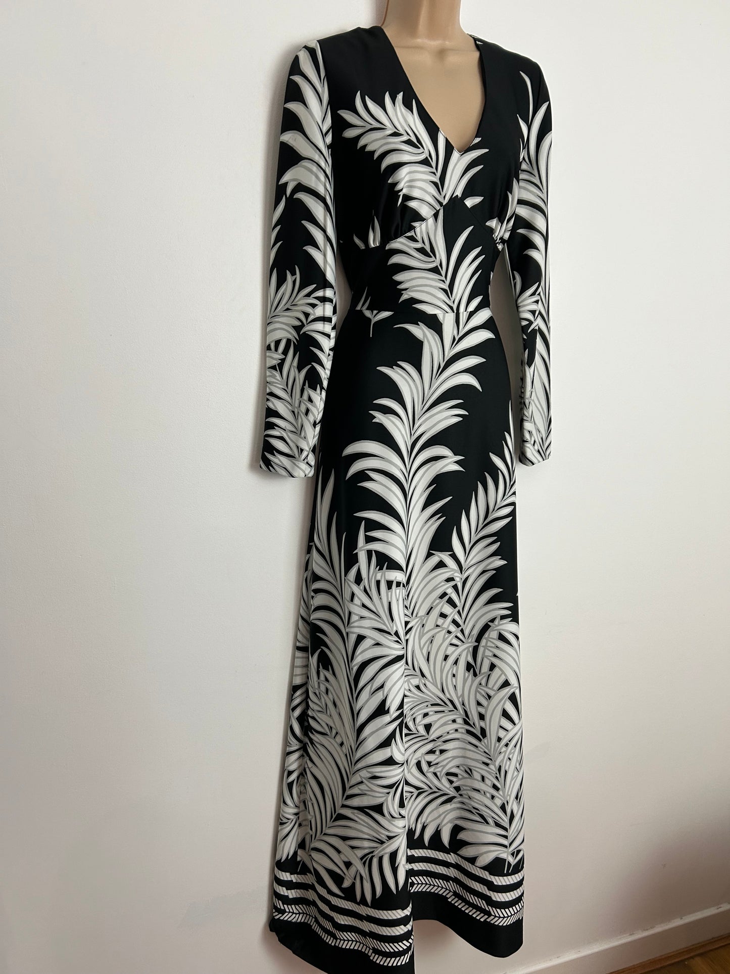 Vintage 1970s UK Size 12 Gorgeous Black & White Leaf Print Long Sleeve Tie Back Maxi Dress