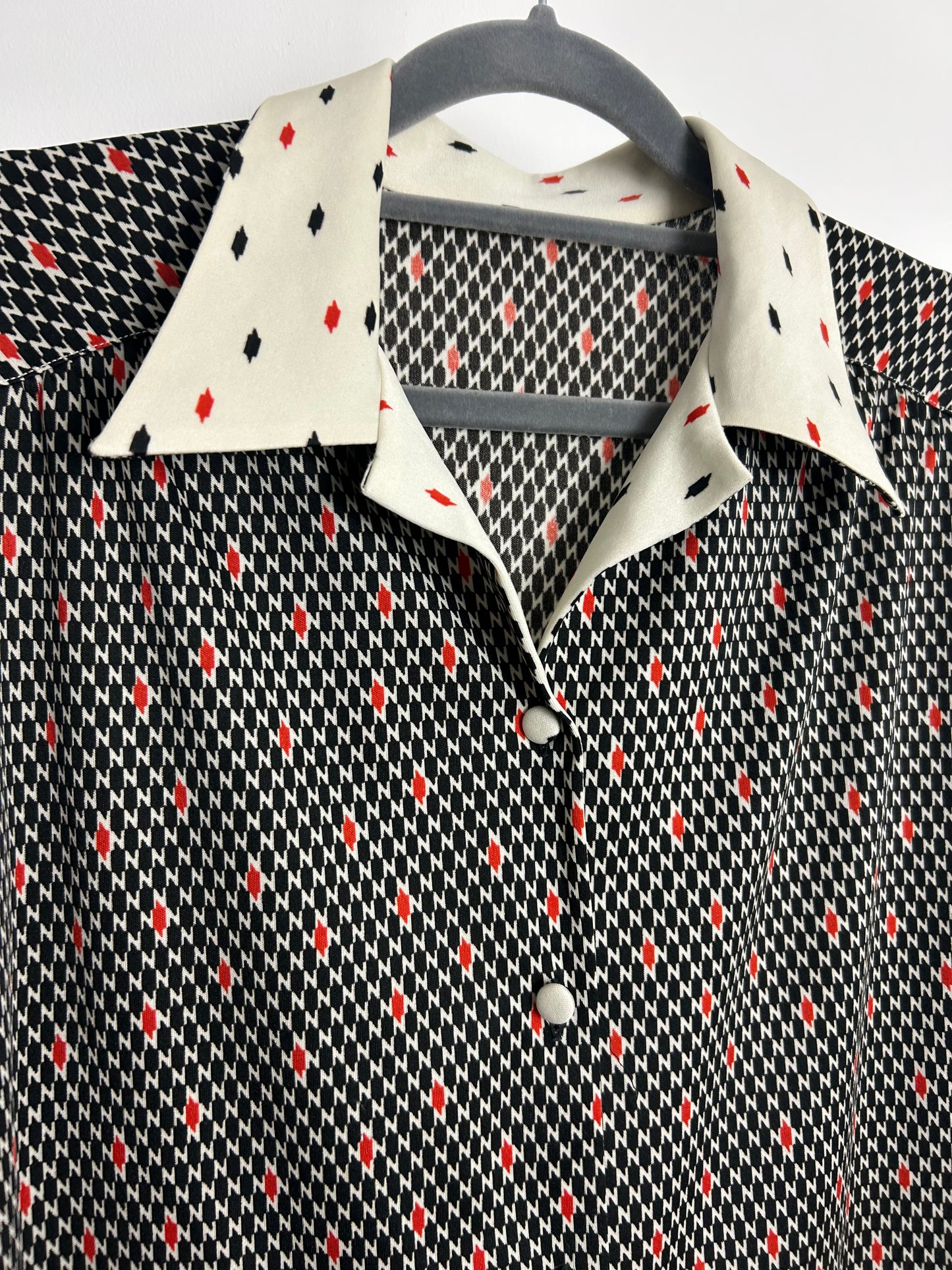 Vintage 1970s Size 16 Black Cream & Red Abstract Check Print Long Sleeve Collared Shirt