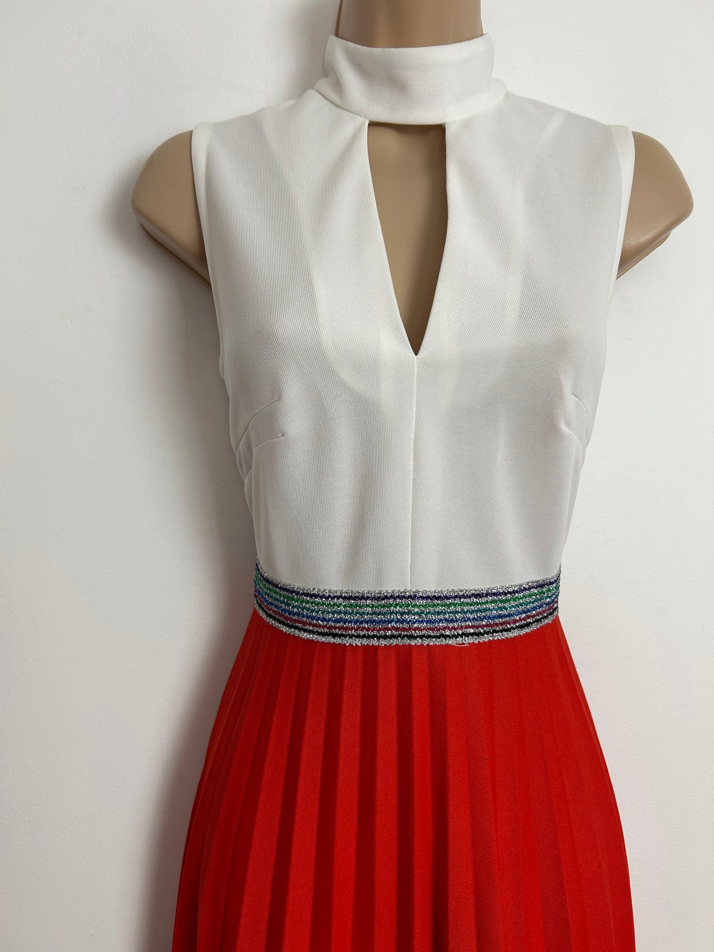 Vintage 1970s Size 6 Orange & White Sleeveless Keyhole Pleated Occasion Maxi Dress
