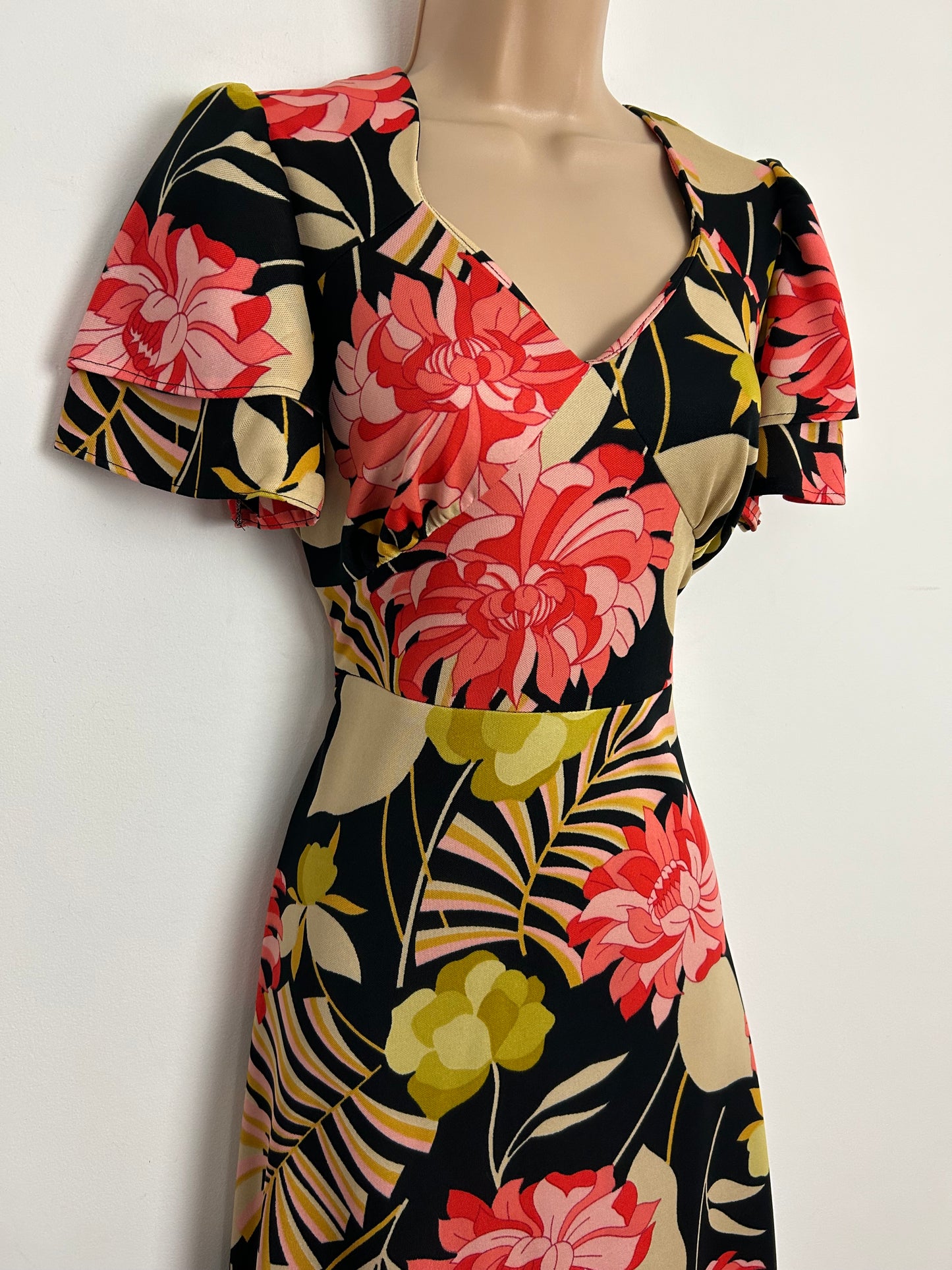 Vintage 1970s Size 10 Black Beige & Coral Tones Floral Print Short Sleeve Tie Back Maxi Dress