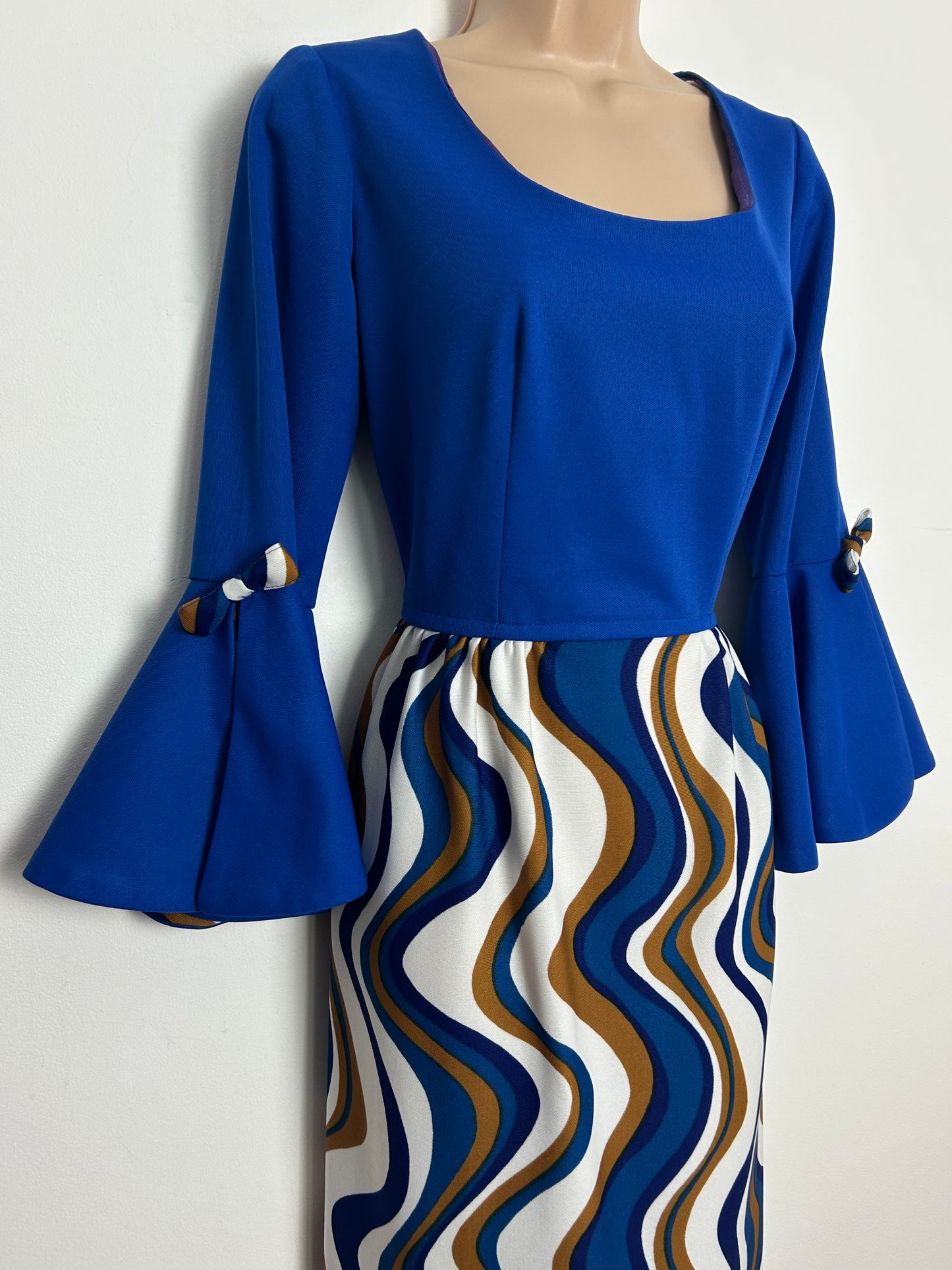Vintage 1970s Size 10 Blue White & Brown Wavy Stripe Print Flared Split Cuff Maxi Dress