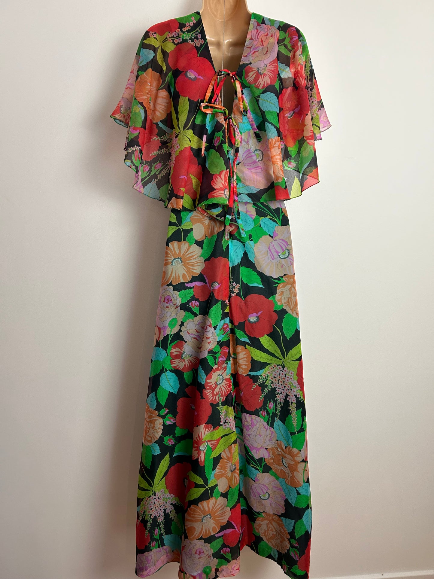 Vintage 1970s JOBI Size 6-8 Stunning Black Red & Green Bold Floral Print Cape Sleeve Boho Maxi Dress