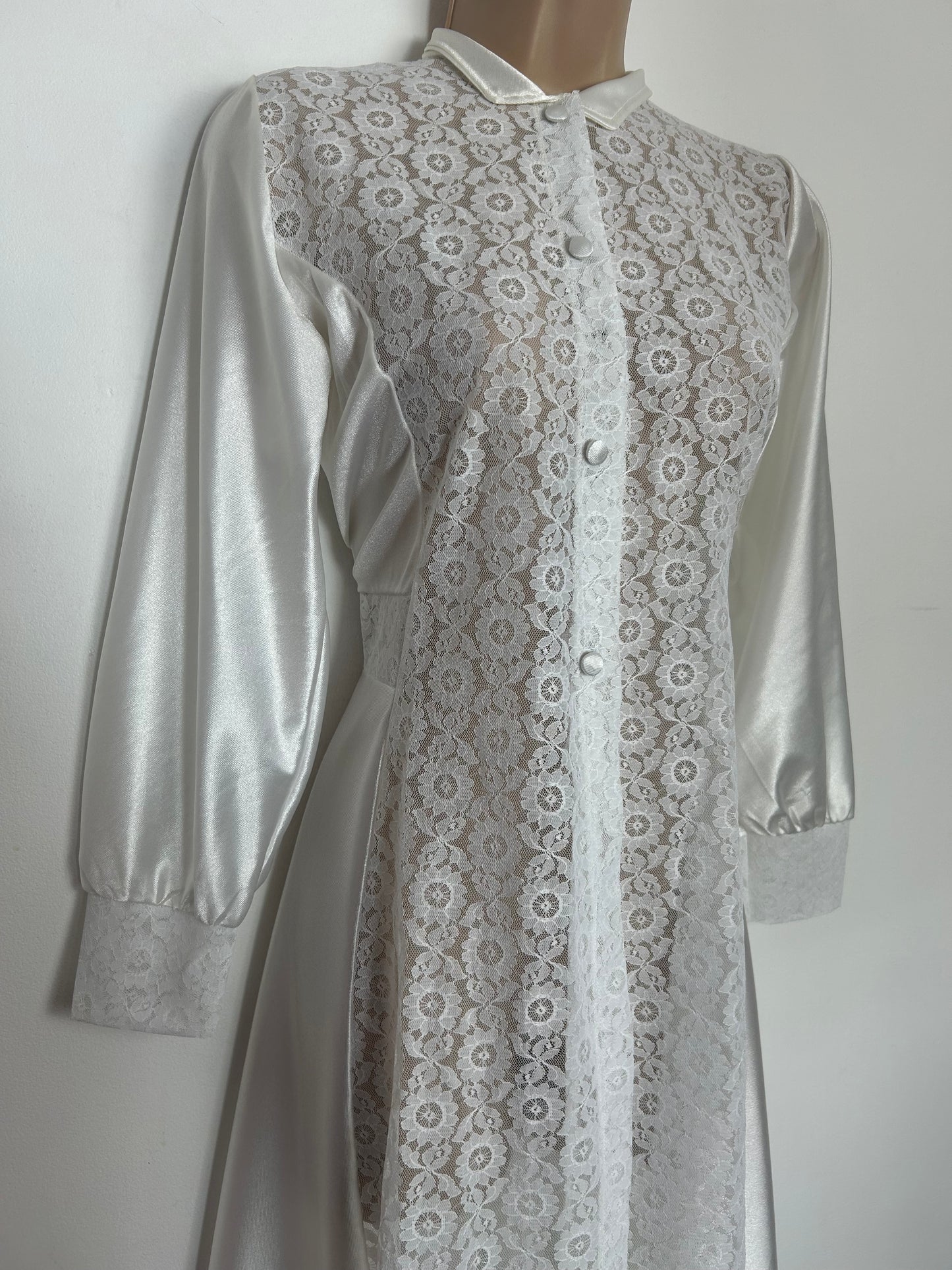 Vintage Late 1950s Size 10-12 White Lace Panels Long Sleeve Peignoir House Dress