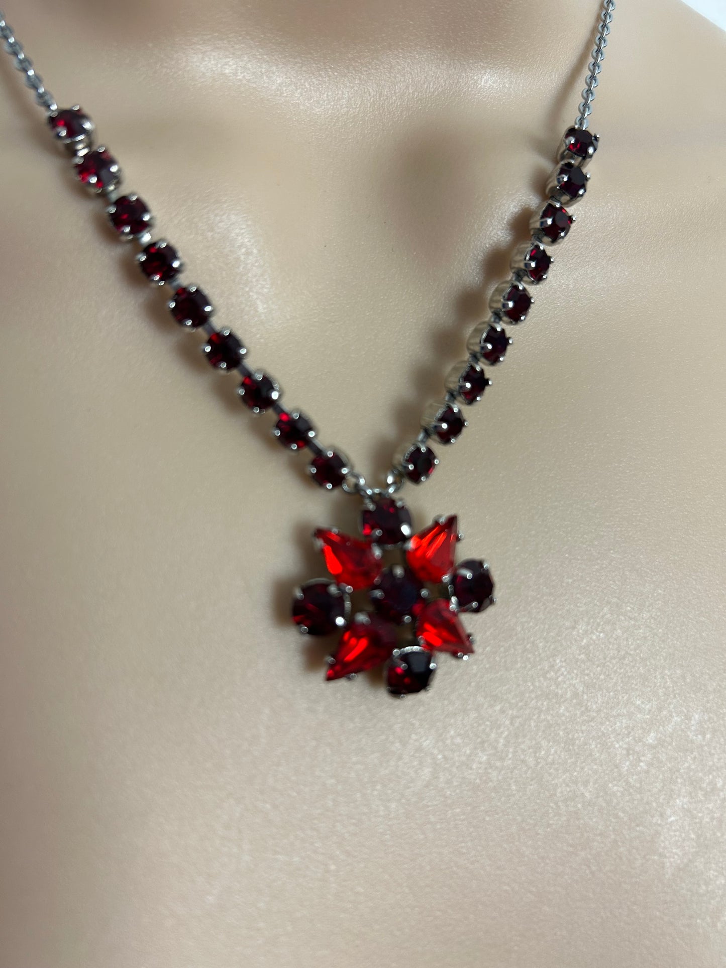 Vintage 1960s Silver Tone Red Diamante Stone Set Flower Necklace