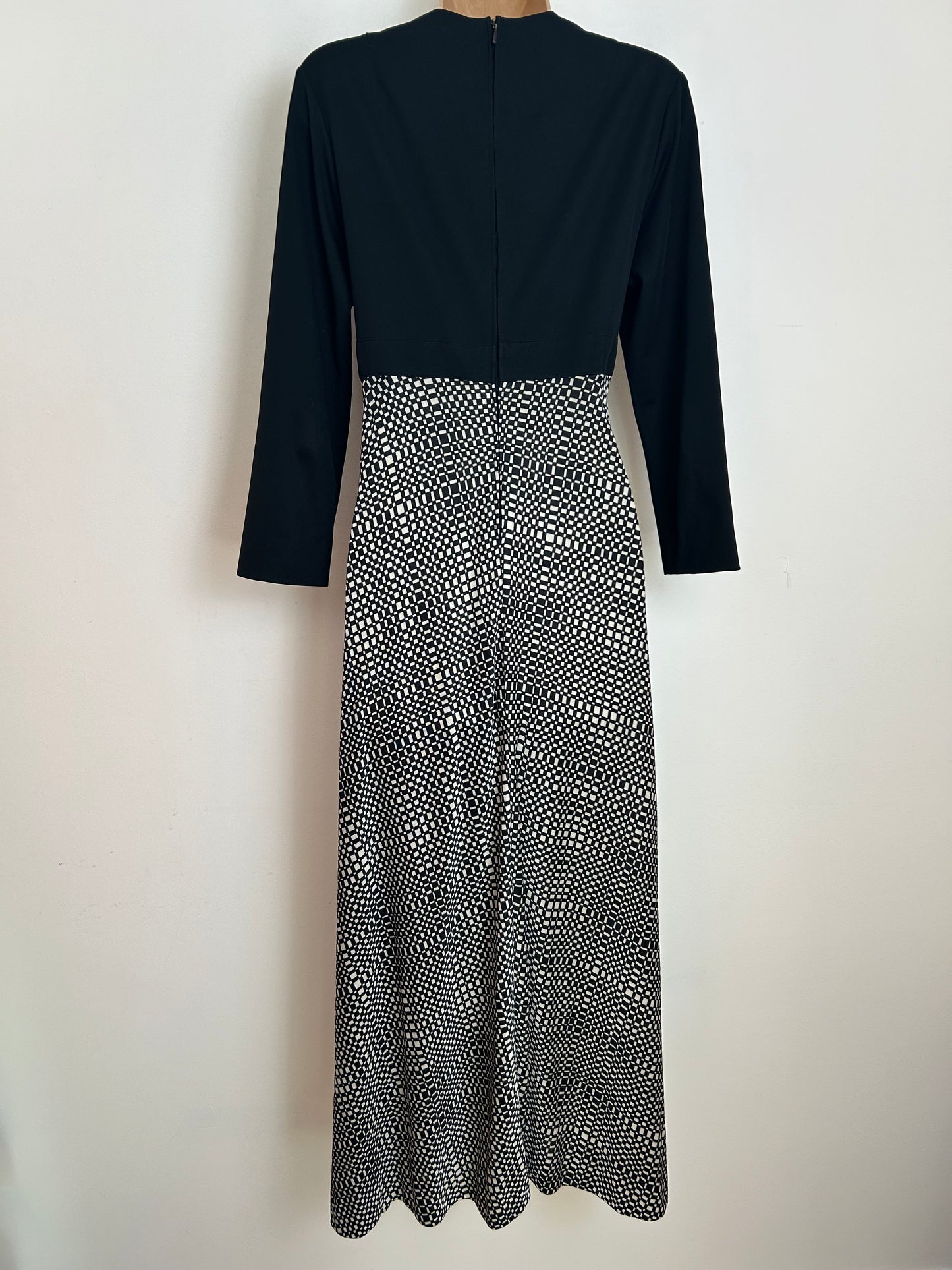 Vintage 1970s Size 12 Black & White Op Art Print Plunge Neck Long Sleeve Evening Maxi Dress