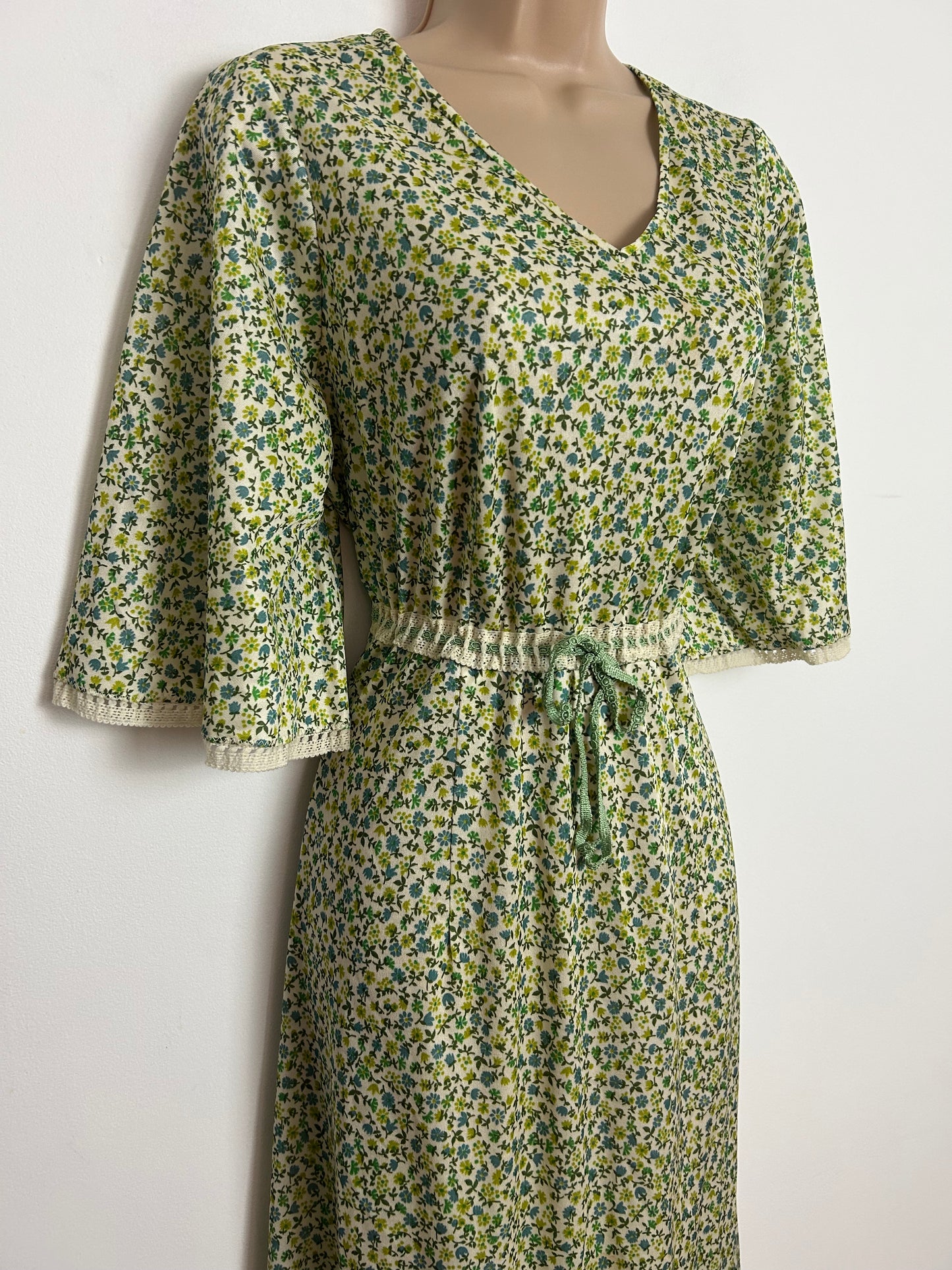 Vintage 1970s Size 14 Green Tones Ditsy Floral Print Lace Trim Shirt Flared Sleeve Boho Maxi Dress