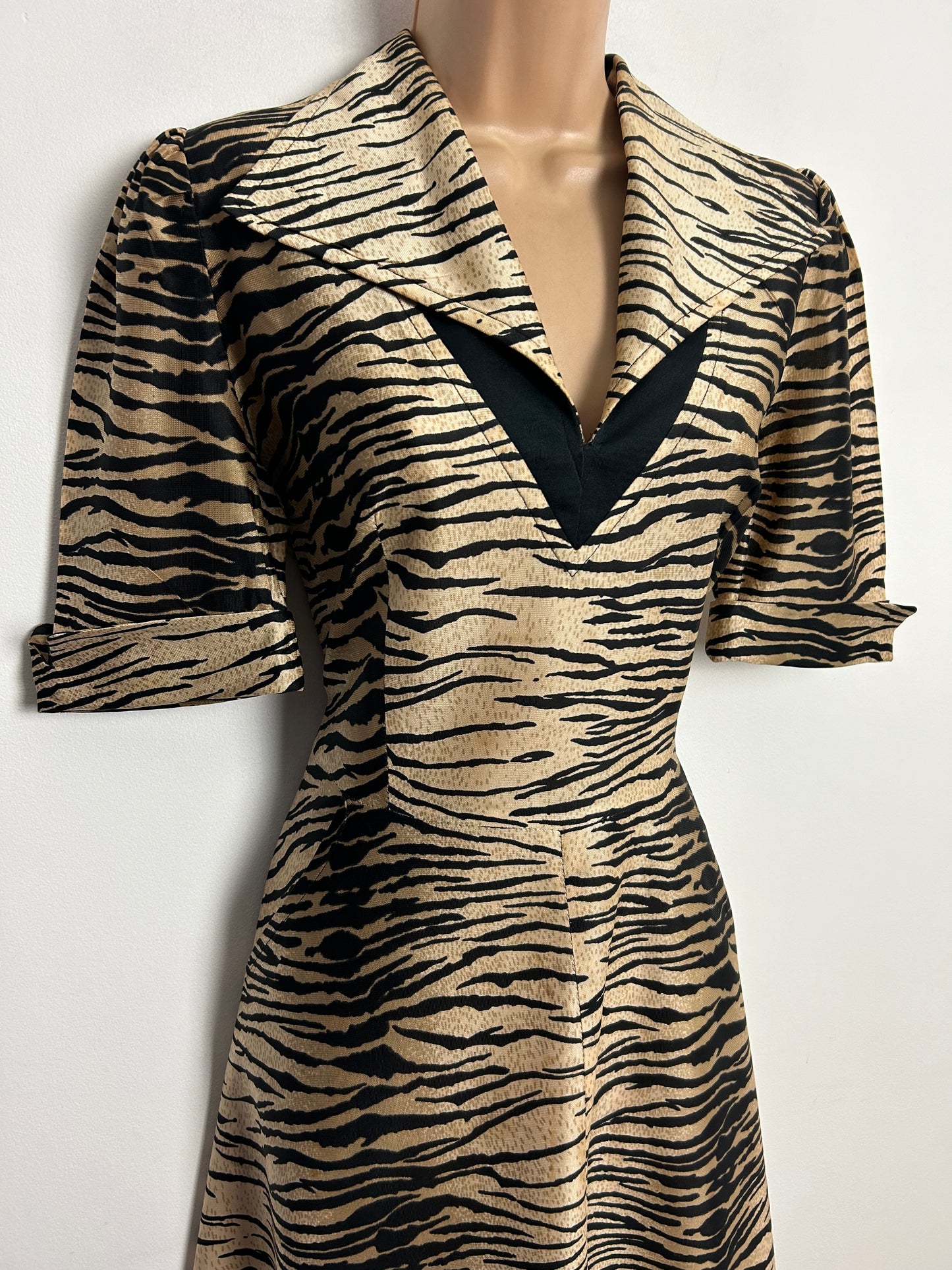 Vintage 1970s UK Size 12 Beige & Black Tiger (Or Zebra) Stripe Animal Print Short Sleeve Wide Collared Dress