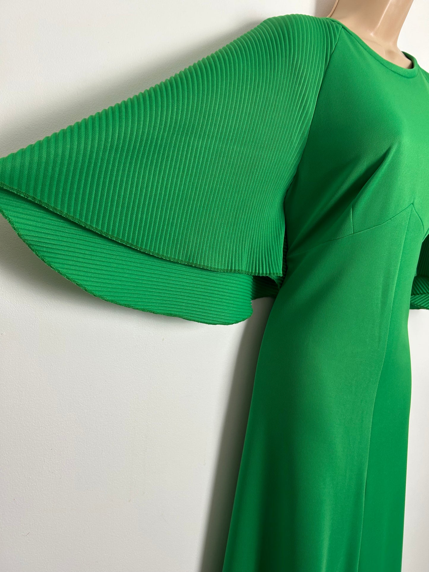 Vintage 1970s Size 12 Emerald Green Plisse Pleated Flared Sleeve Maxi Dress