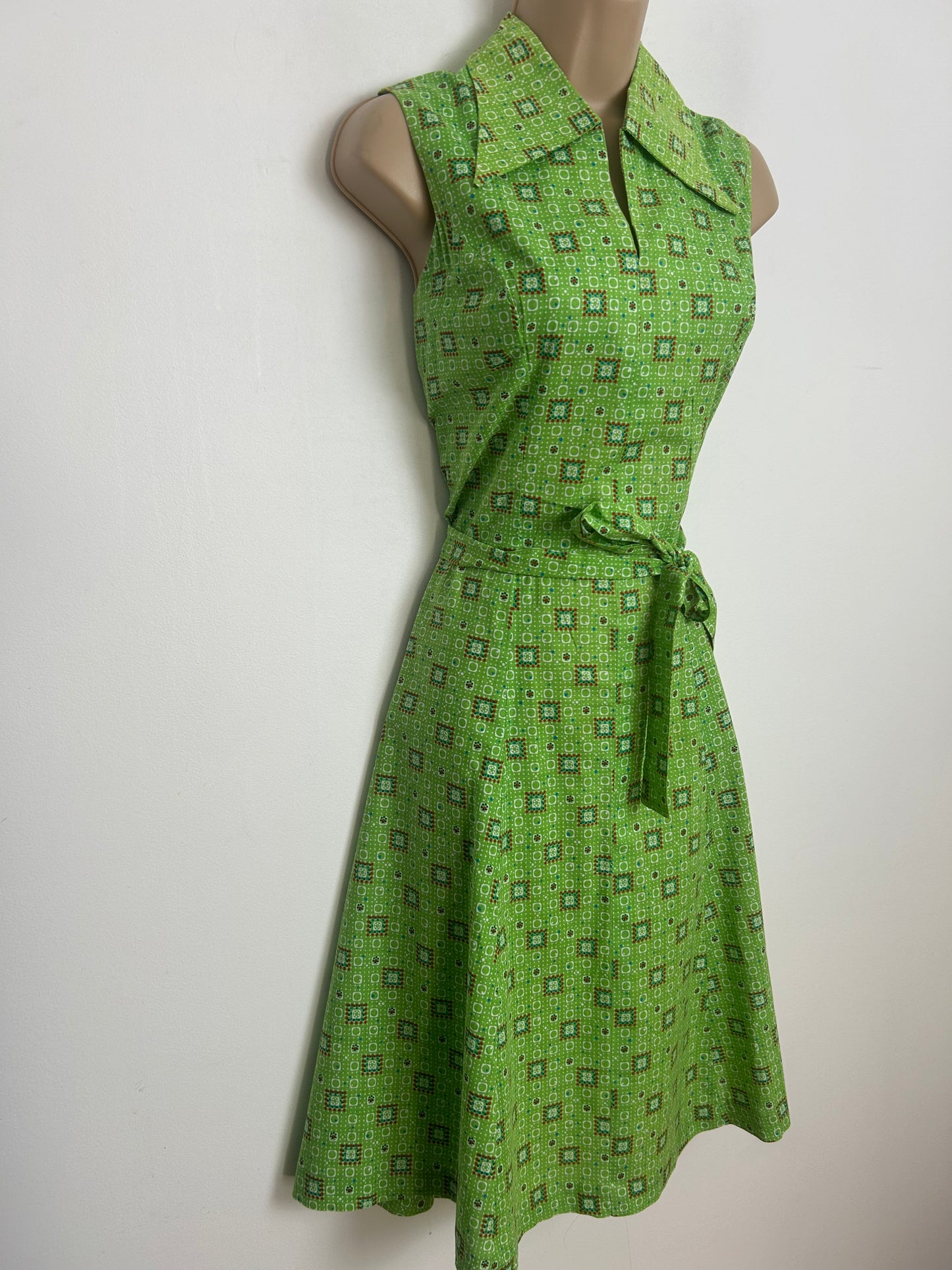 Vintage 1970s Size 8 Cute Green Geo Print Dagger Collar Sleeveless Belted Fit & Flare Mod Day Dess