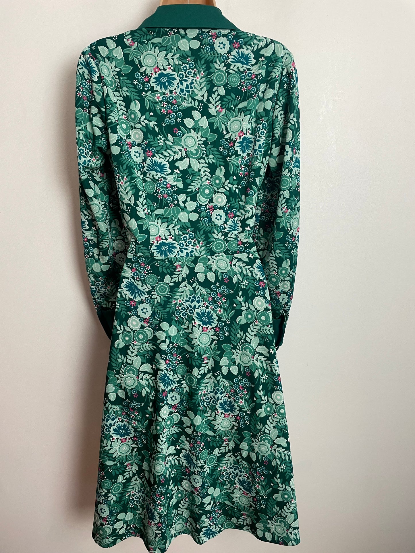 Vintage 1970s UK Size 12 Teal Green Tones Floral Print Double Dagger Collar Long Sleeve Day Dress