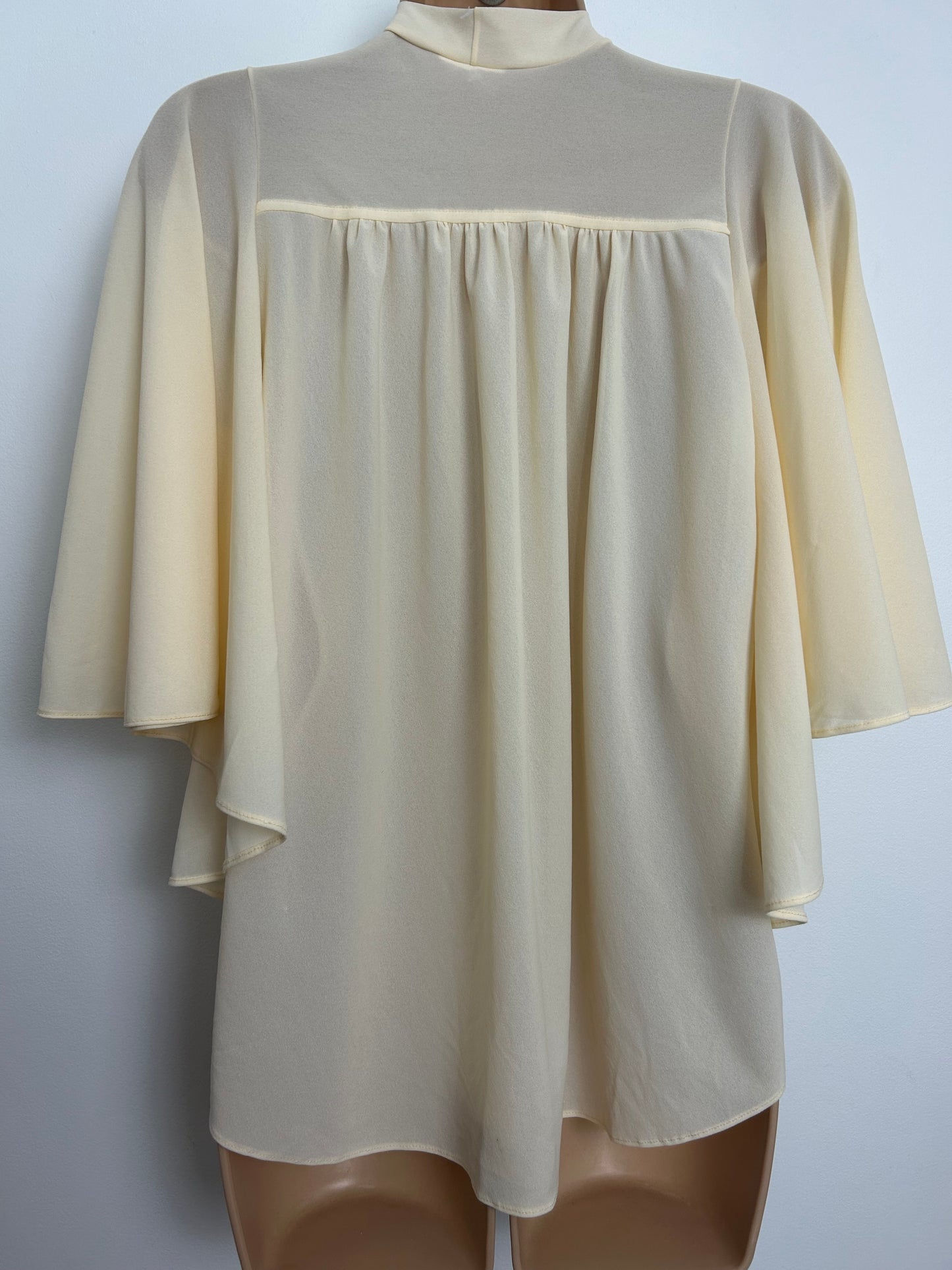 Vintage 1970s Size 10 Cream Pussy Bow Flutter Sleeve Blouse/Top