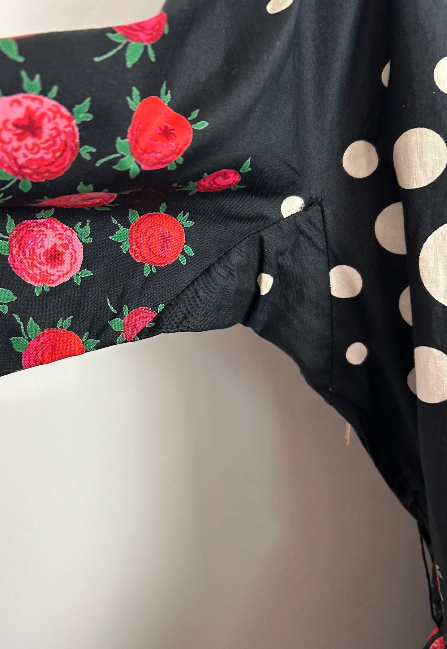 Vintage 1950s Size 10 Black Red & White Floral & Polka Dot Print Cotton Pleated Dress
