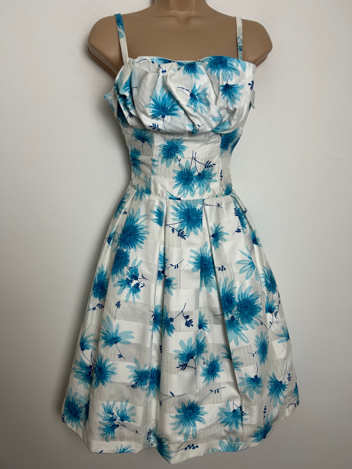 Vintage 1950s Size 6 White & Blue Floral Print Cotton Ruched Bust Pleated Summer Prom Party Dress