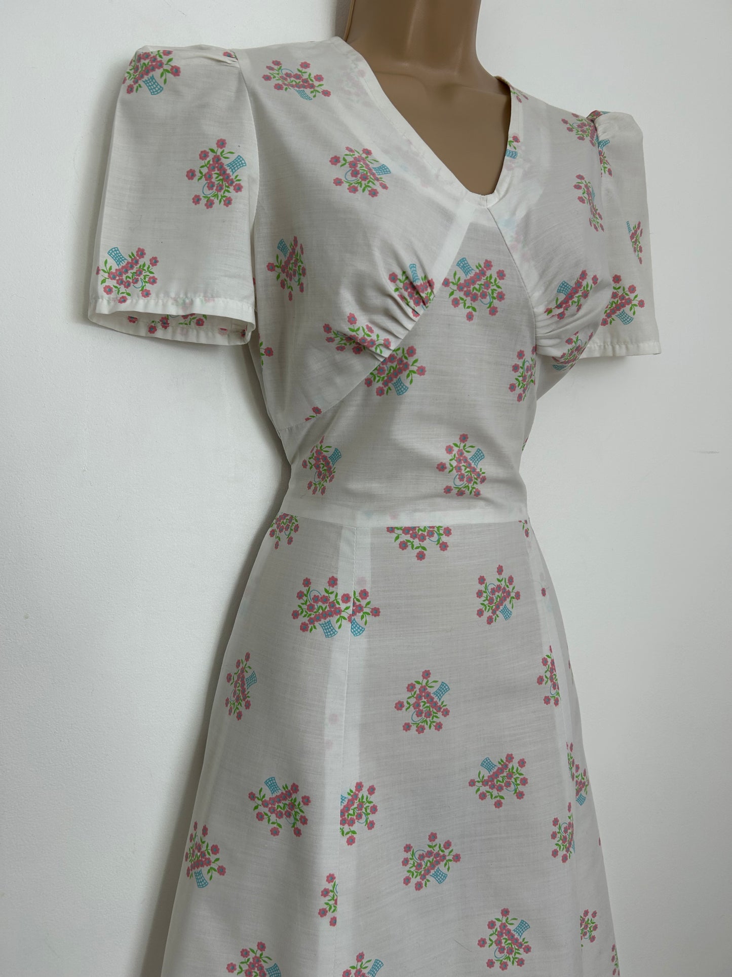 Vintage 1970s Size 10 Pretty White Pink & Blue Basket Of Flowers Print Cotton Mix Summer Maxi Dress