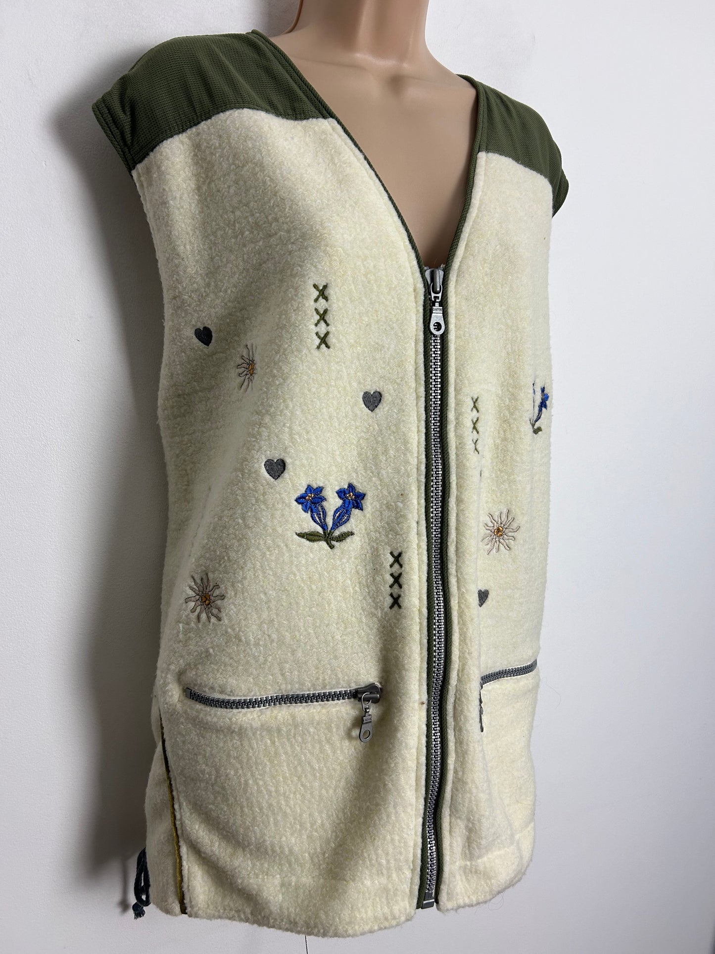 Vintage 1980s Size XL CANYON ACTIVEWEAR Cream & Green Edelwiess Flower Pattern Gilet
