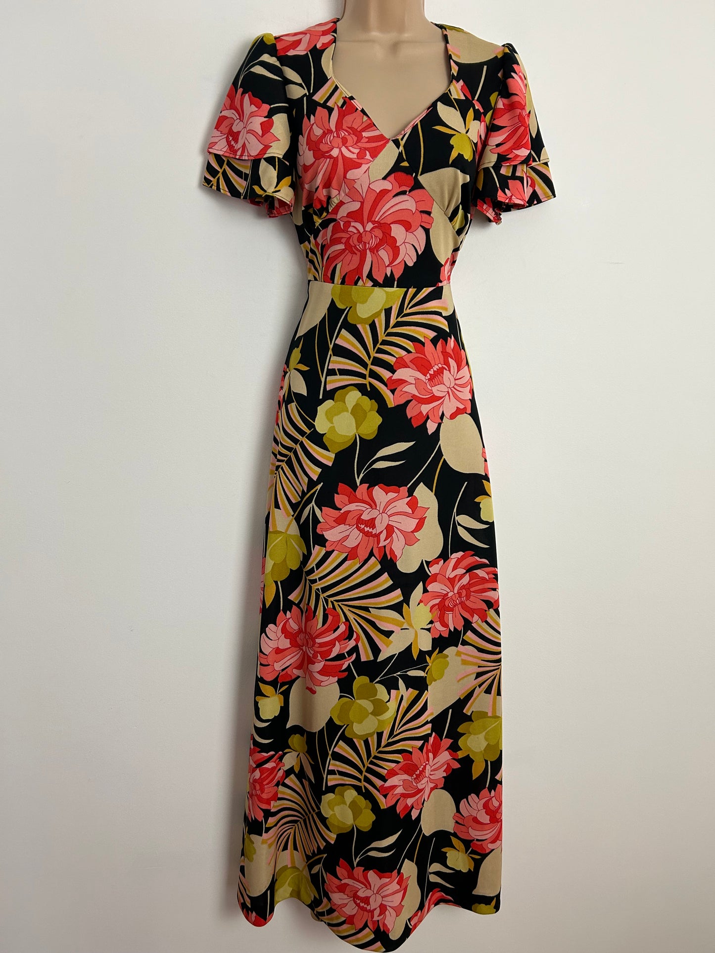 Vintage 1970s Size 10 Black Beige & Coral Tones Floral Print Short Sleeve Tie Back Maxi Dress