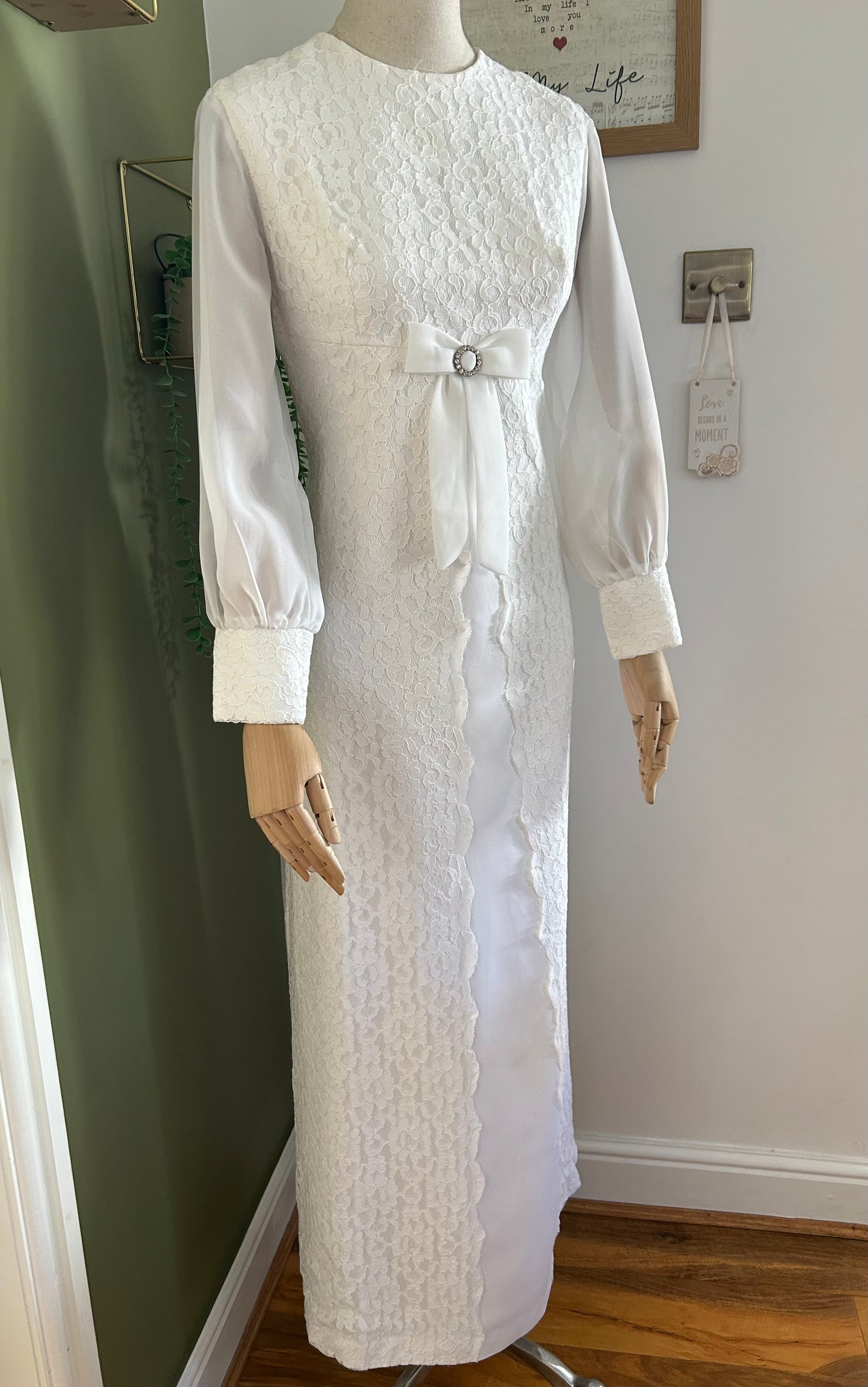 Vintage 1960s Size 10 White Lace & Satin Bow Detail Long Sleeve Wedding Dress