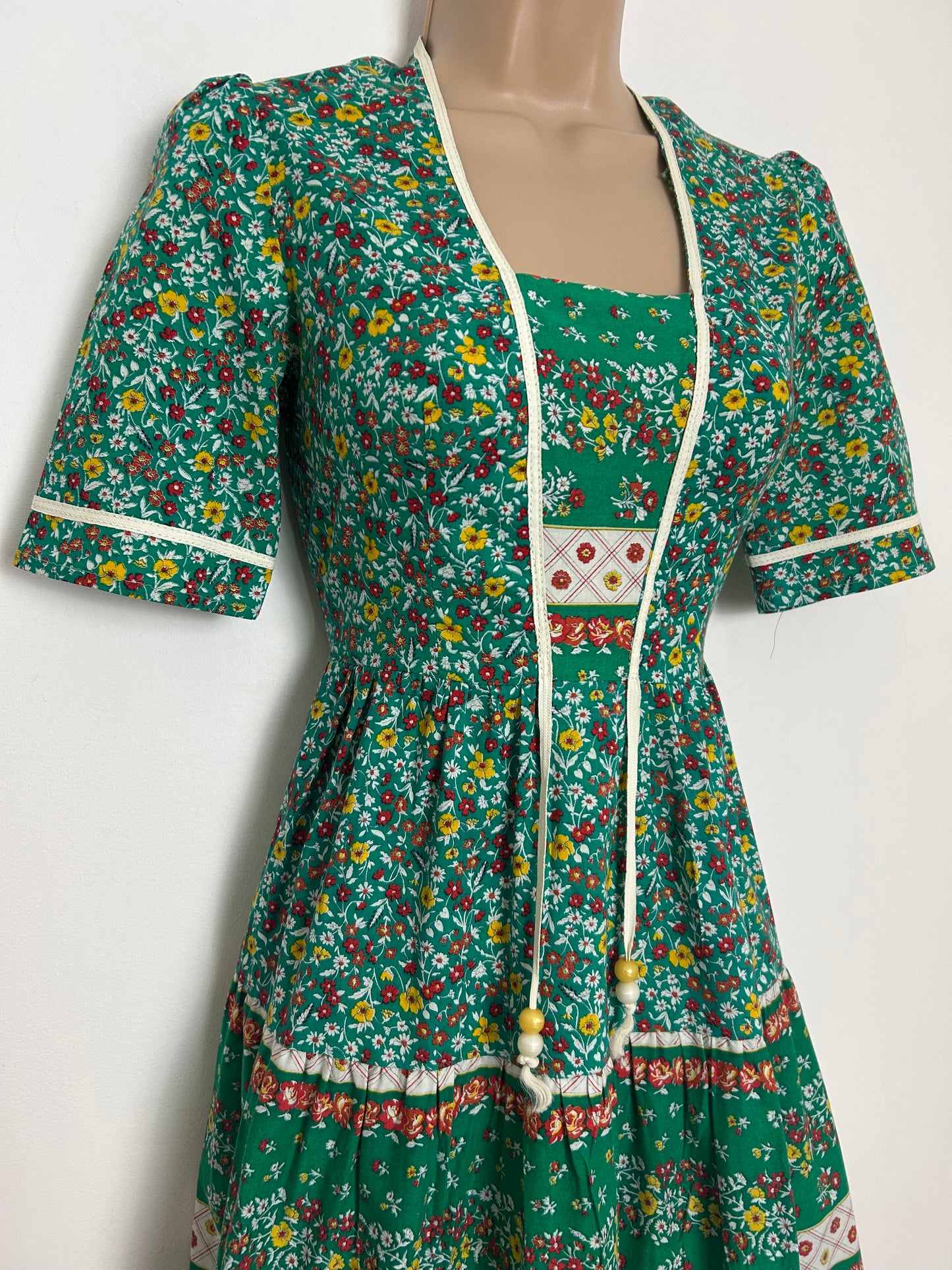 Vintage 1970s RICHARD SHOPS Size 6 Green Red & Yellow Ditsy Floral Print Cotton Boho Day Dress