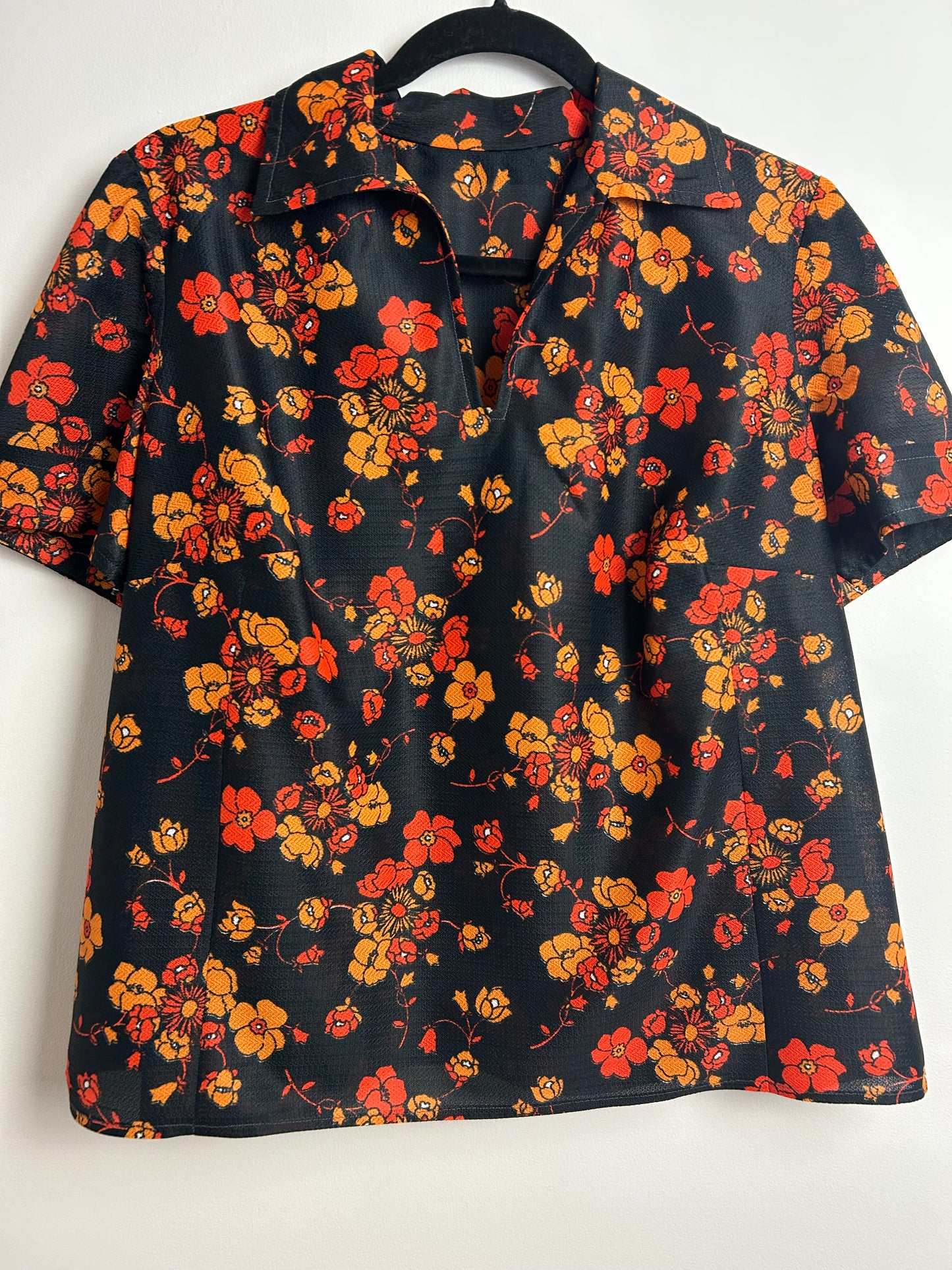 Vintage 1970s Size 16 Black & Orange Tones Floral Print Short Sleeve Shirt Style Top