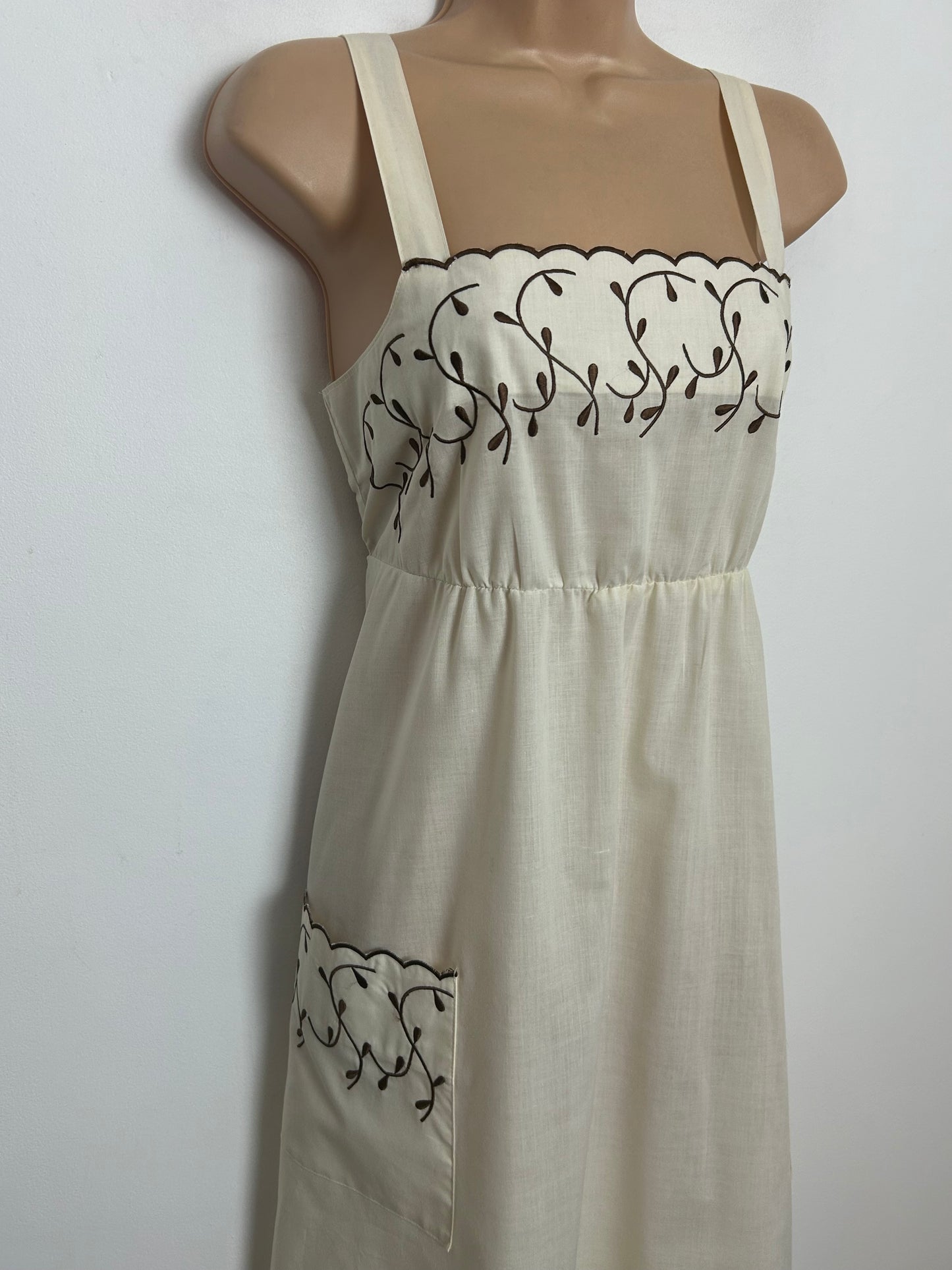 Vintage 1970s Size 8 Cream & Brown Embroidered Pocket Detail Cotton Summer Day Dress