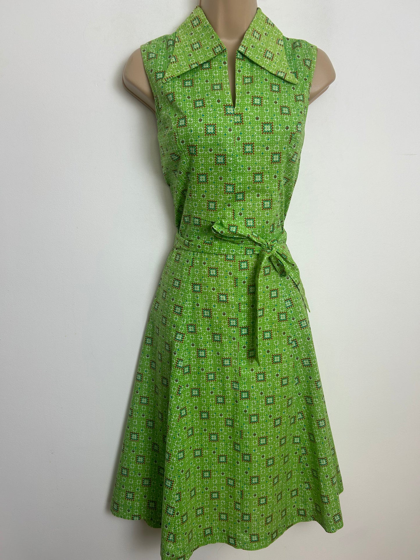 Vintage 1970s Size 8 Cute Green Geo Print Dagger Collar Sleeveless Belted Fit & Flare Mod Day Dess