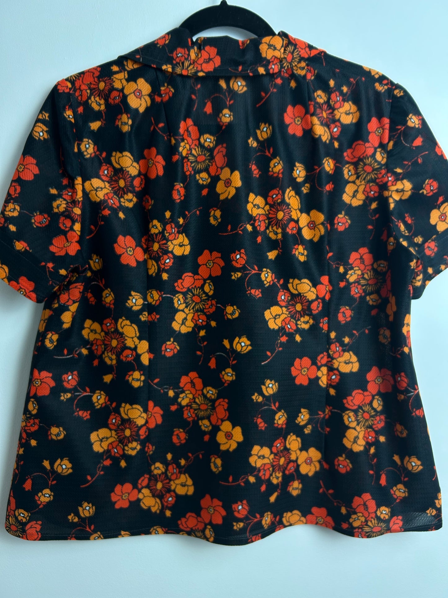 Vintage 1970s Size 16 Black & Orange Tones Floral Print Short Sleeve Shirt Style Top