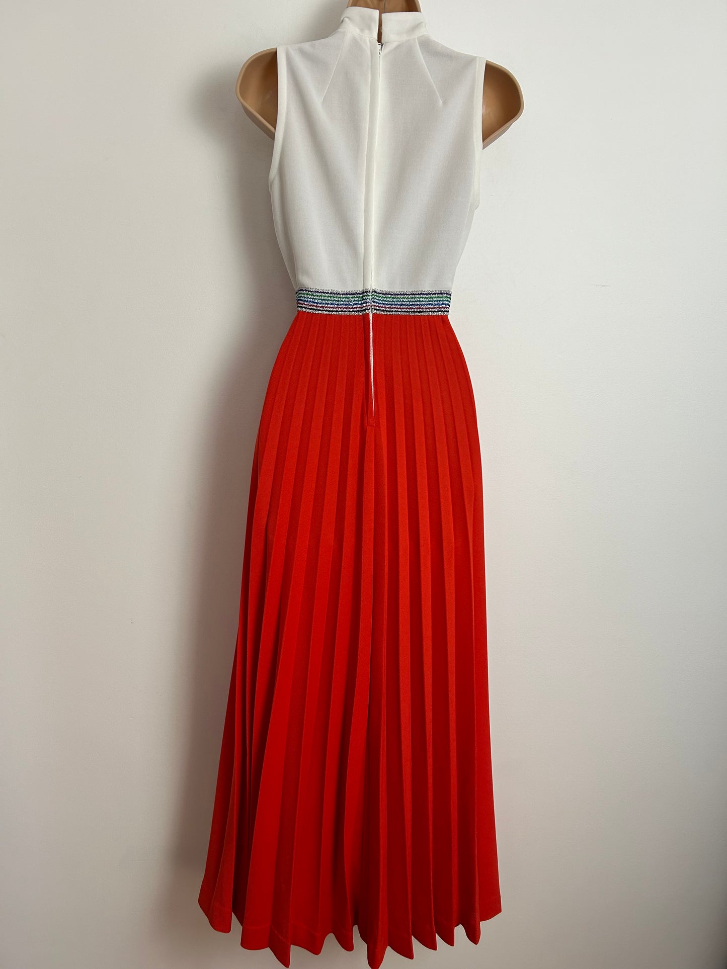 Vintage 1970s Size 6 Orange & White Sleeveless Keyhole Pleated Occasion Maxi Dress
