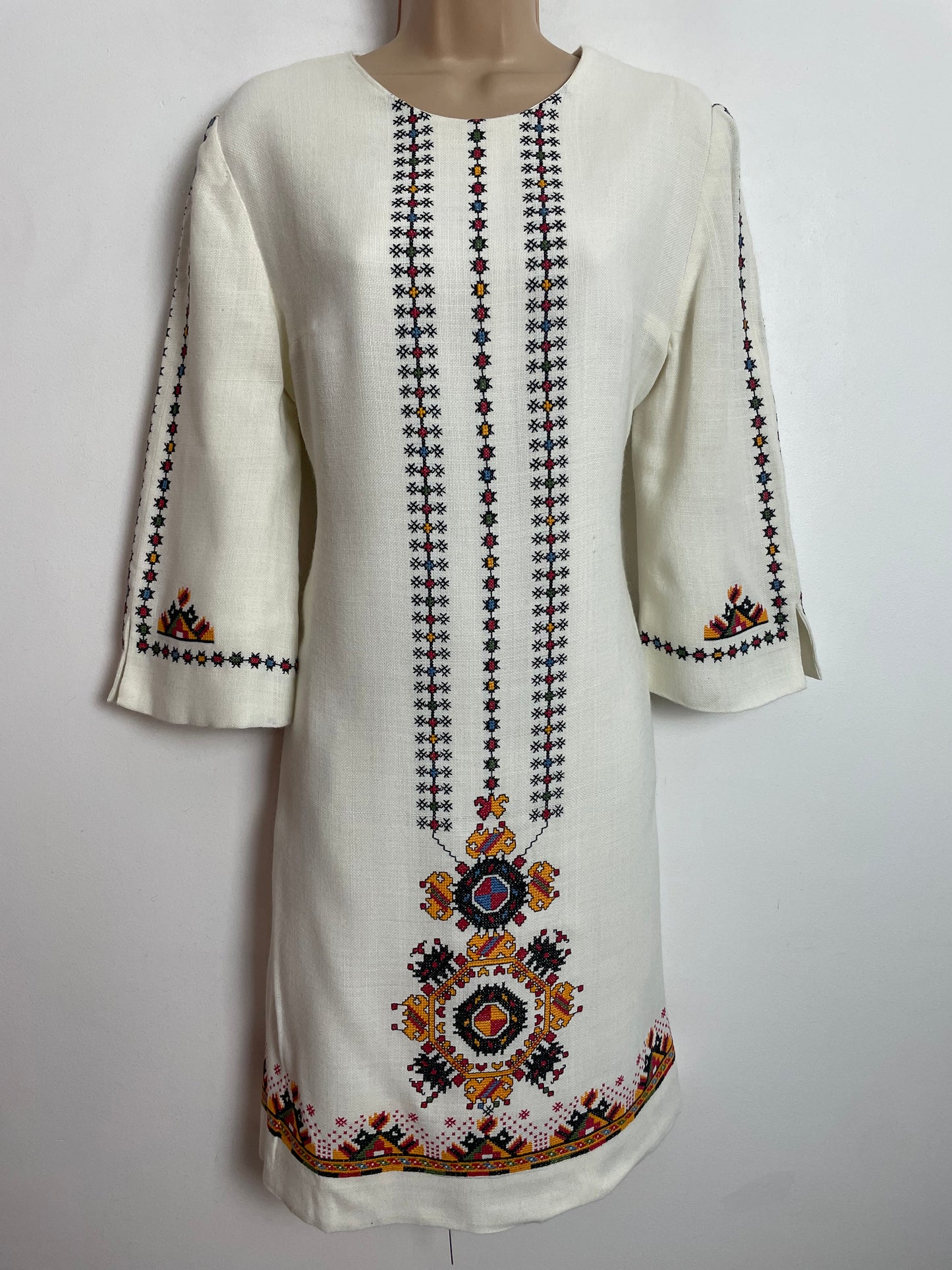 Vintage 1960s UK Size 10 Gorgeous White Black Orange & Red Embroidered Detail Wool Mix Mod Shift Dress