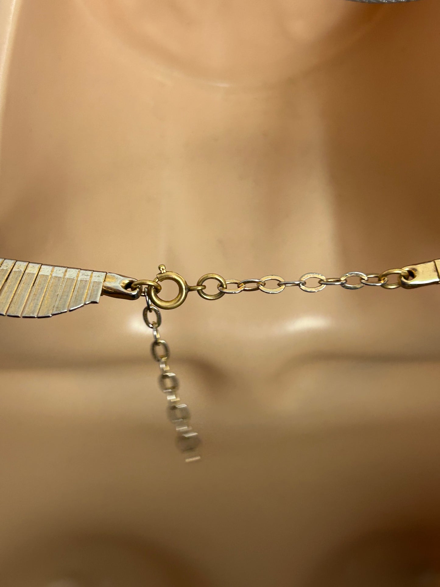 Vintage 1960s Gorgeous Gold Tone Metal Scallop Edged Choker Necklace