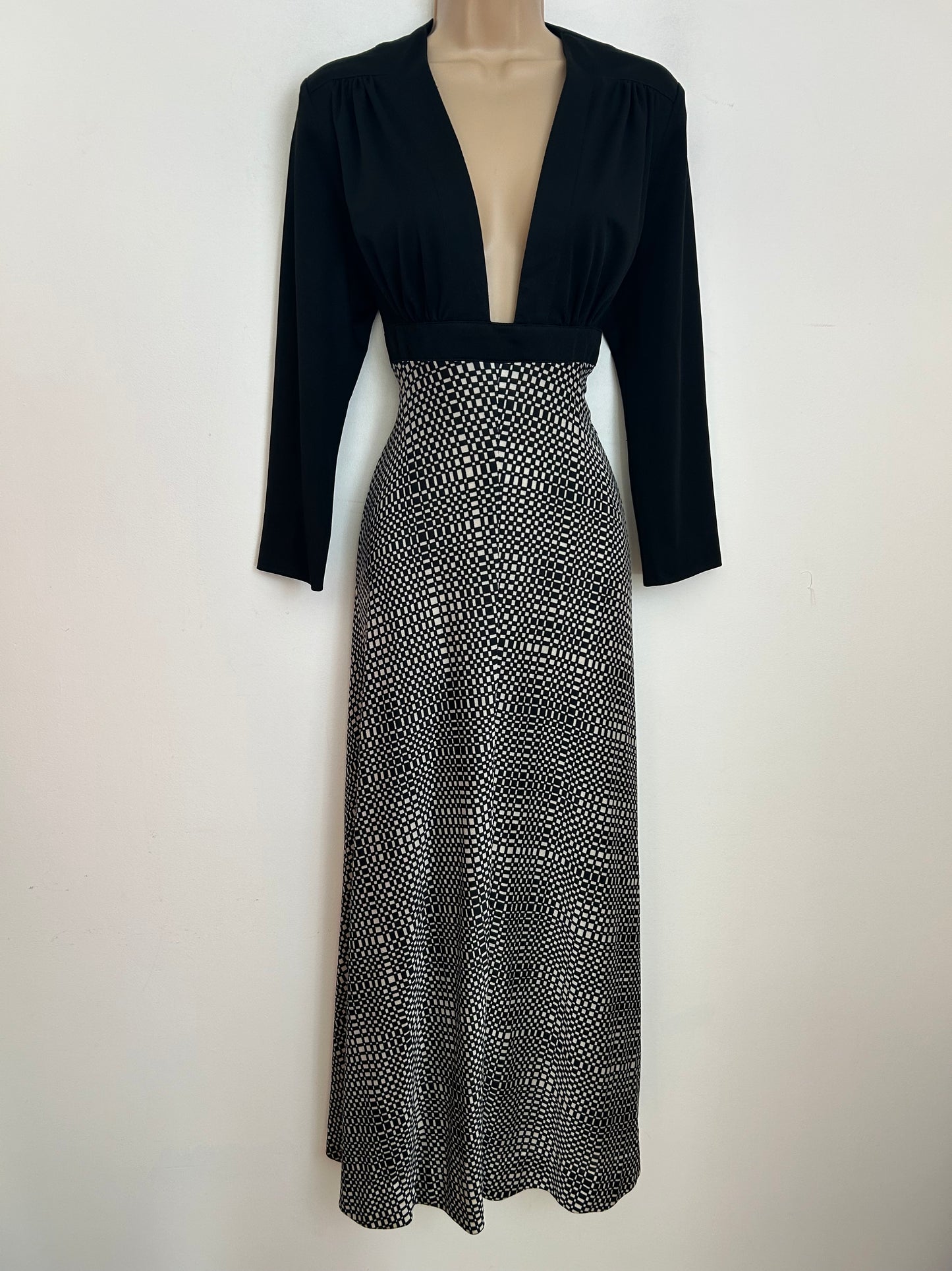 Vintage 1970s Size 12 Black & White Op Art Print Plunge Neck Long Sleeve Evening Maxi Dress