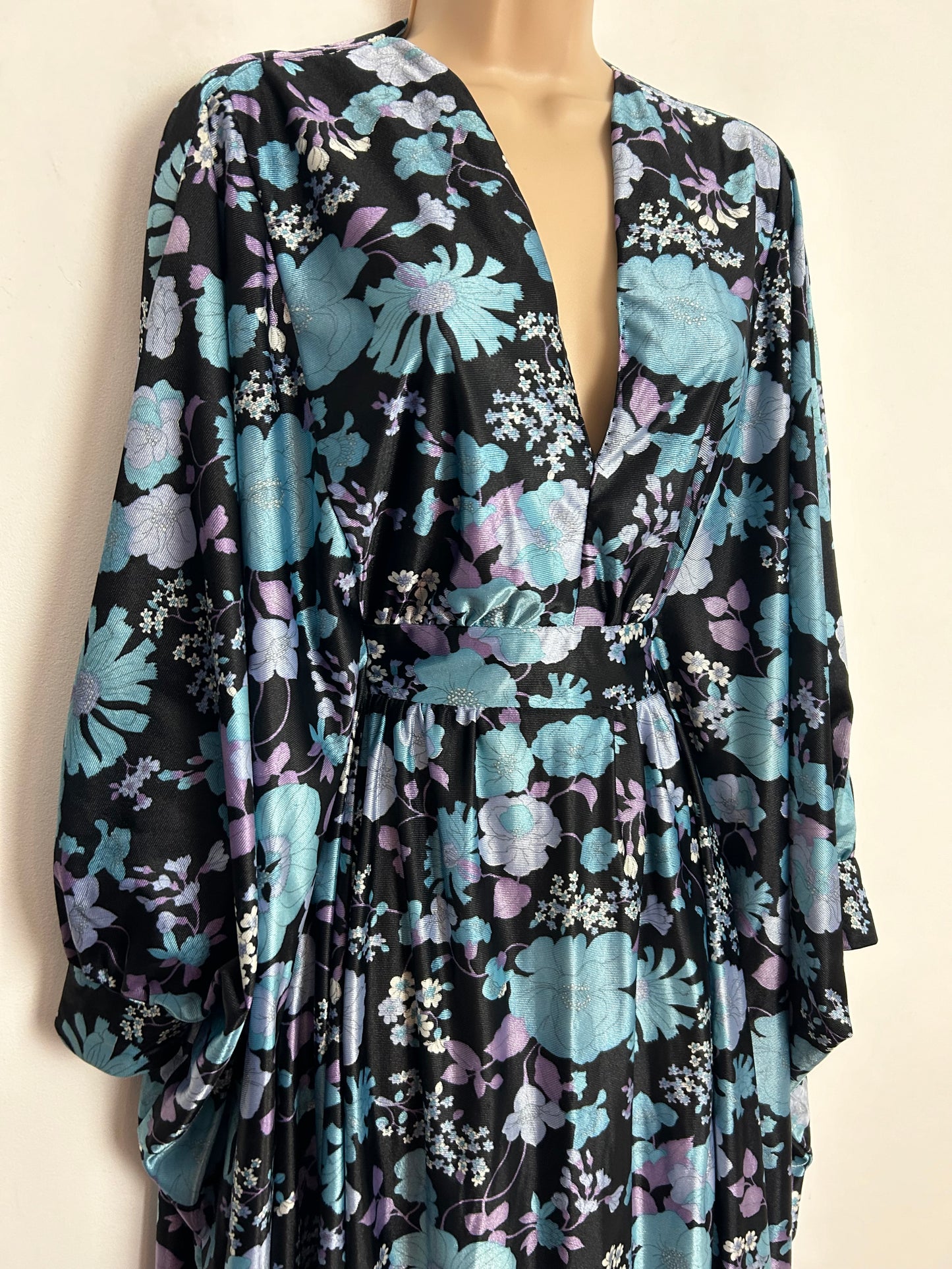 Vintage 1970s RICHARD SHOPS One Size Up To Size 18/20 Black Blue & Grey Floral Print Wide Sleeve Kaftan Maxi Dress (Size 10-14 With Concealed Waist Strap Fastened)