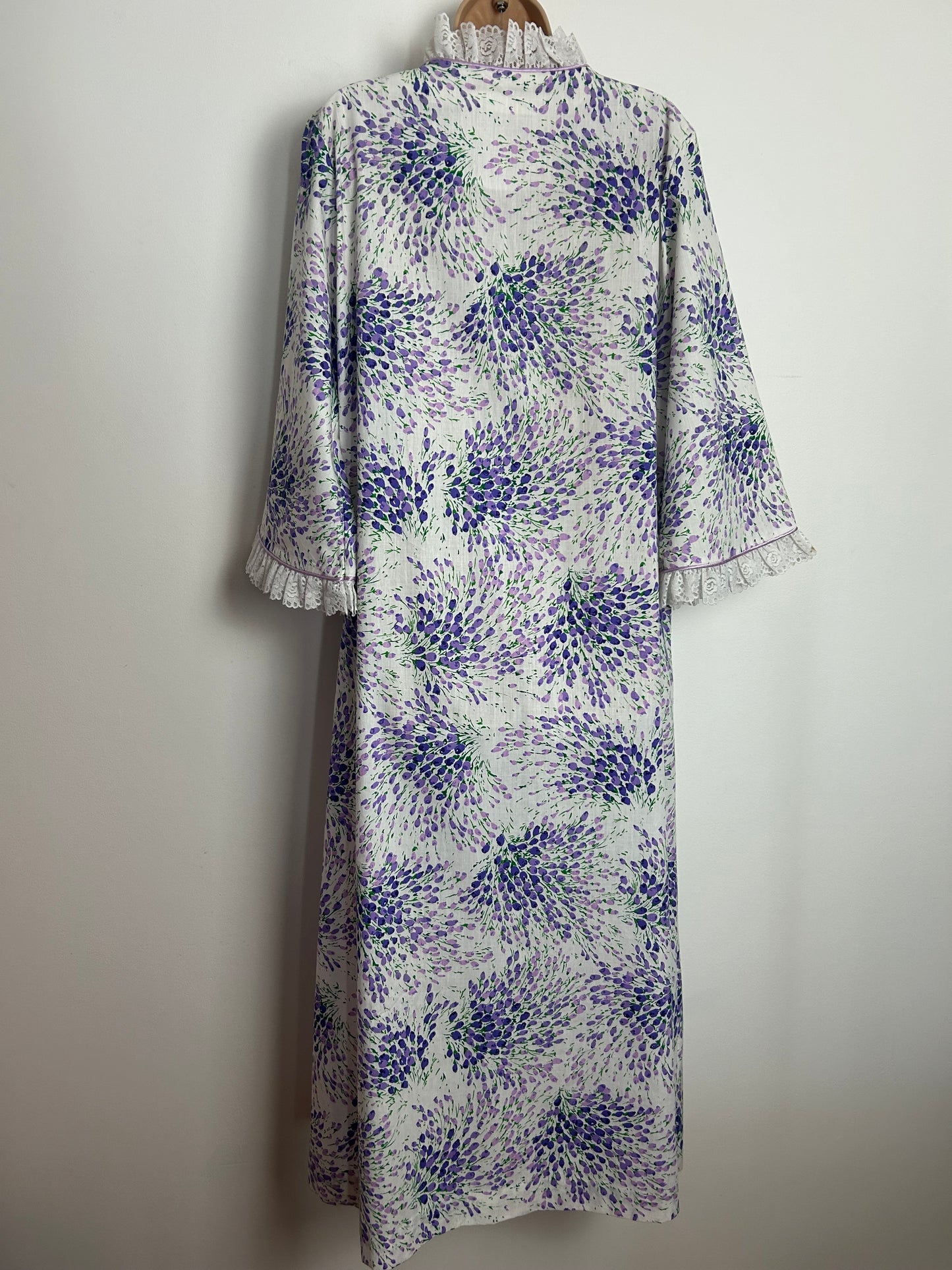 Vintage 1970s DAVID BROWN CALIFORNIA Up To Size 16 White & Purple Floral Print Lace Trim Hostess Gown House Coat
