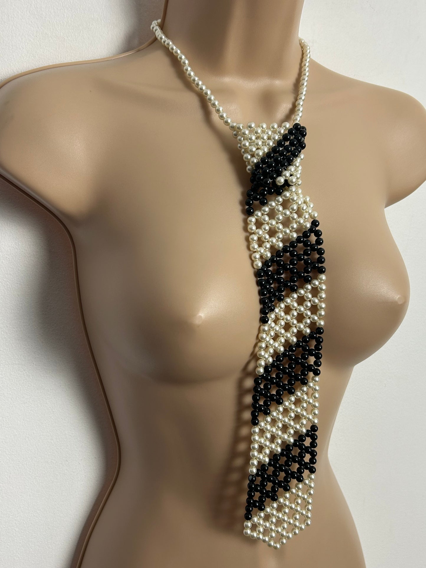 Vintage Circa 1970s Gorgeous Faux Black & White Pearl Tie Novelty Necklace