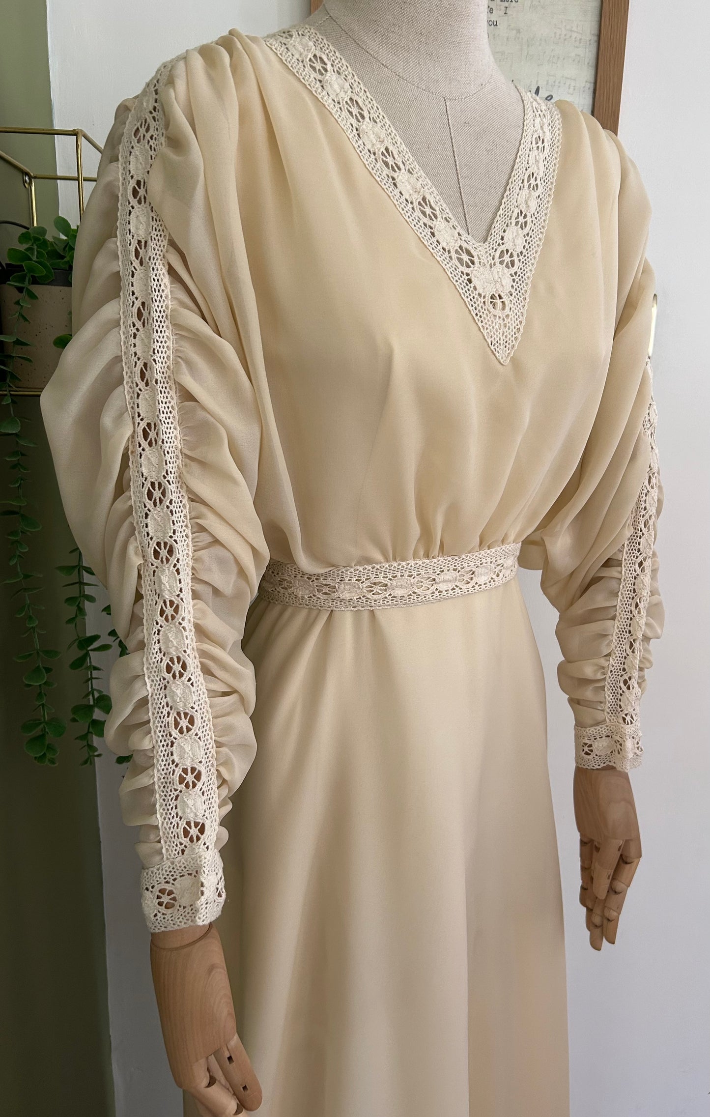 Vintage 1970s Size 6-8 Beautiful Cream Lace Trim Mock 2 Piece Long Ruched Sleeve Wedding Summer Occasion Dress/Gown