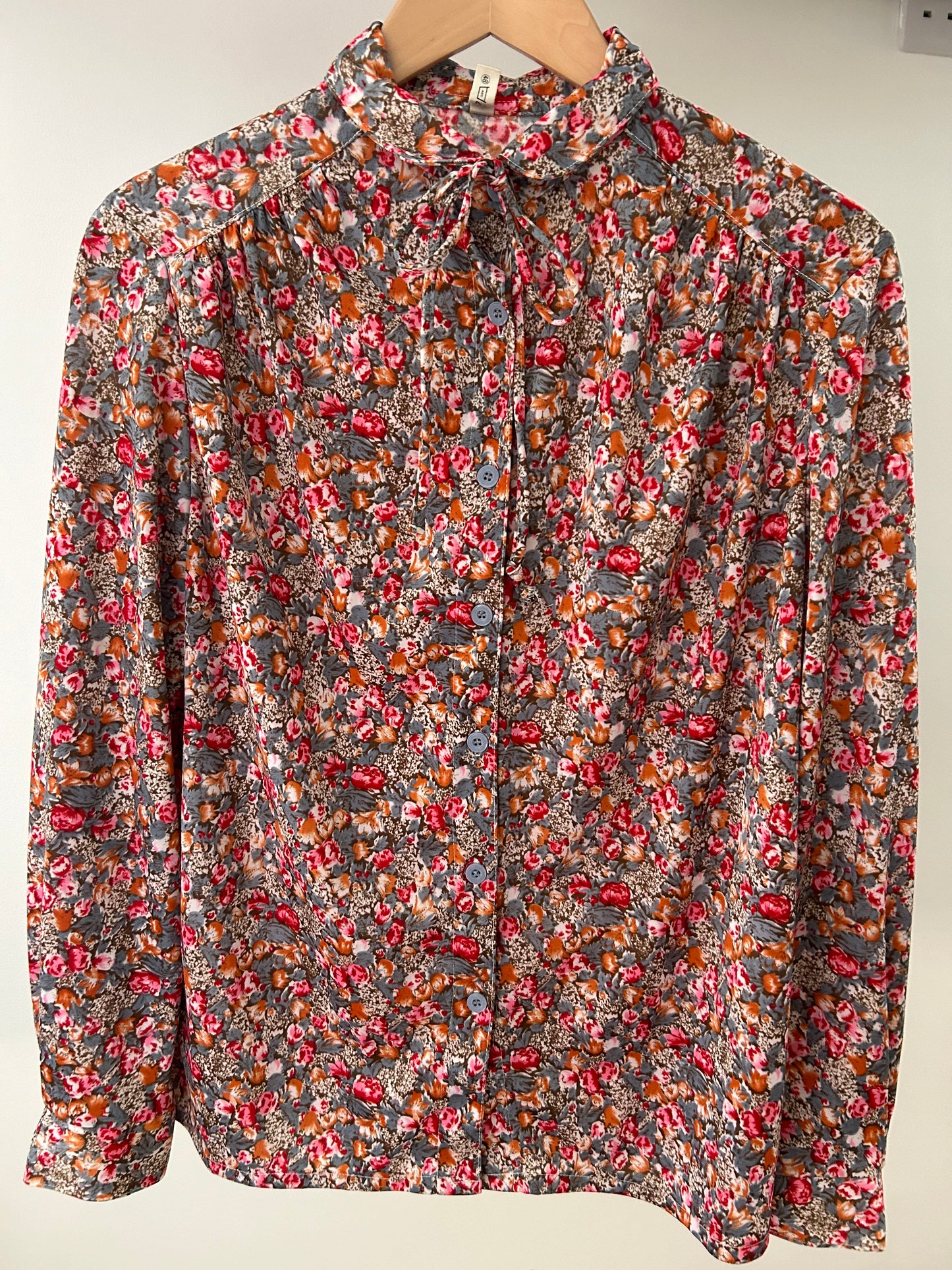 Vintage 1980s UK Size 16 Grey Pink & Orange Floral Print Long Sleeve Tie Beck Polyester Shirt