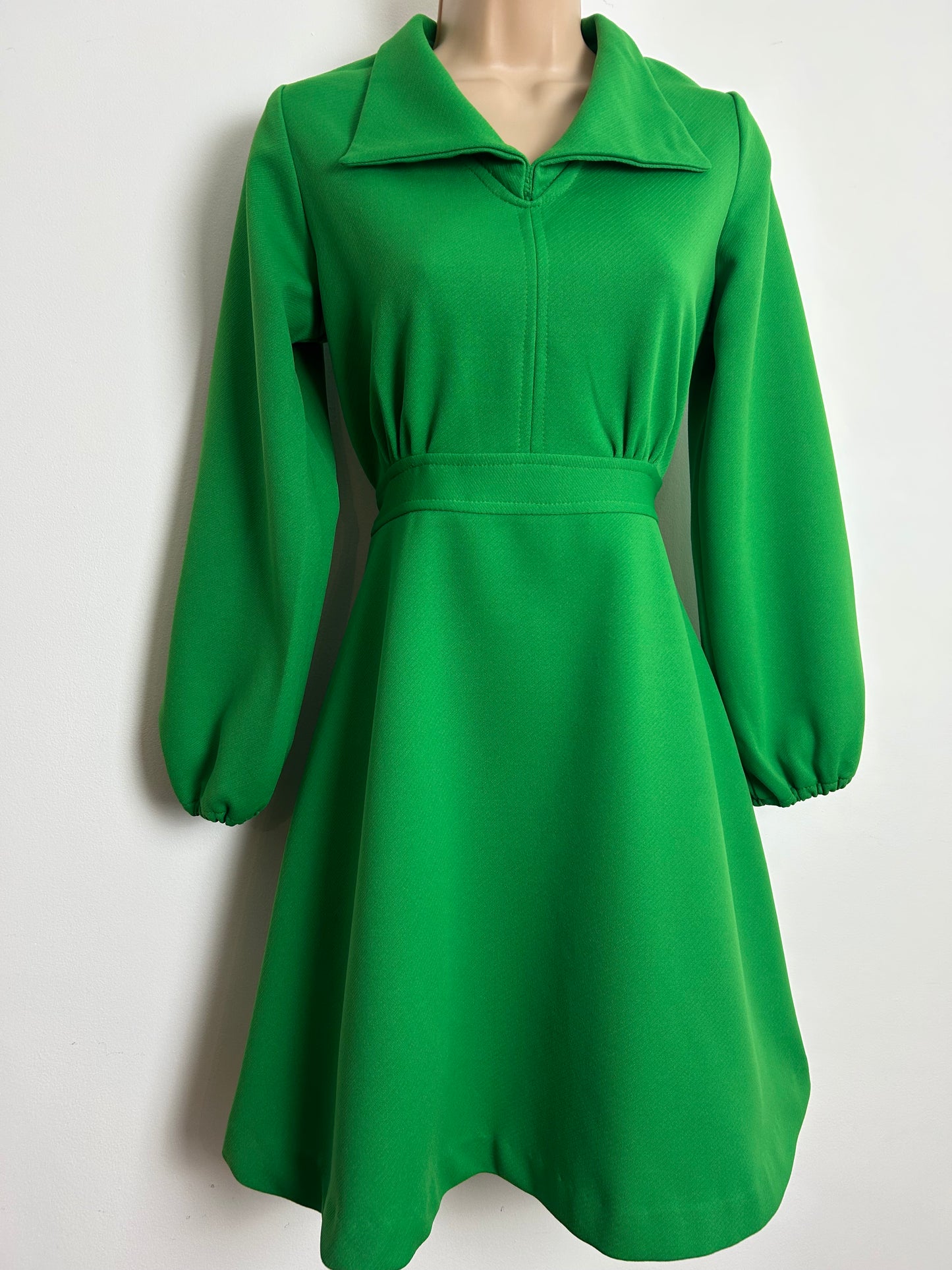 Vintage 1970s DELAMERE Size 8-10 Green Long Sleeve Tie Back Fit & Flare Mod Dress