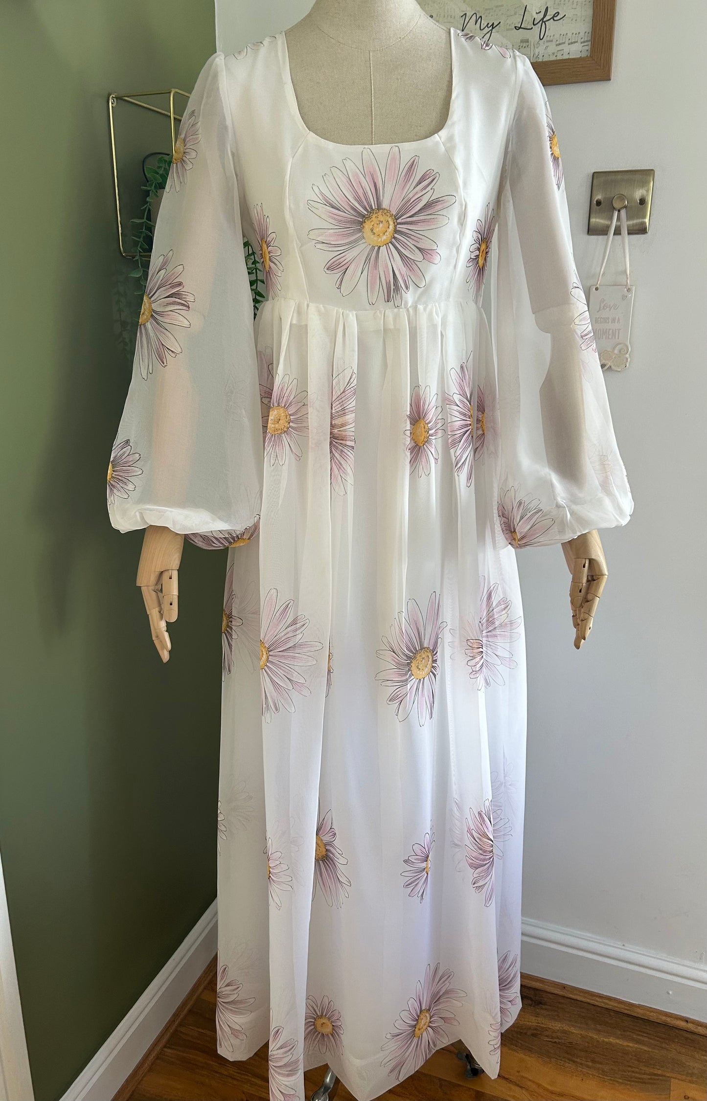 Vintage 1970s Size 10 White & Pink Floral Print Long Sleeve Chiffon Maxi Dress