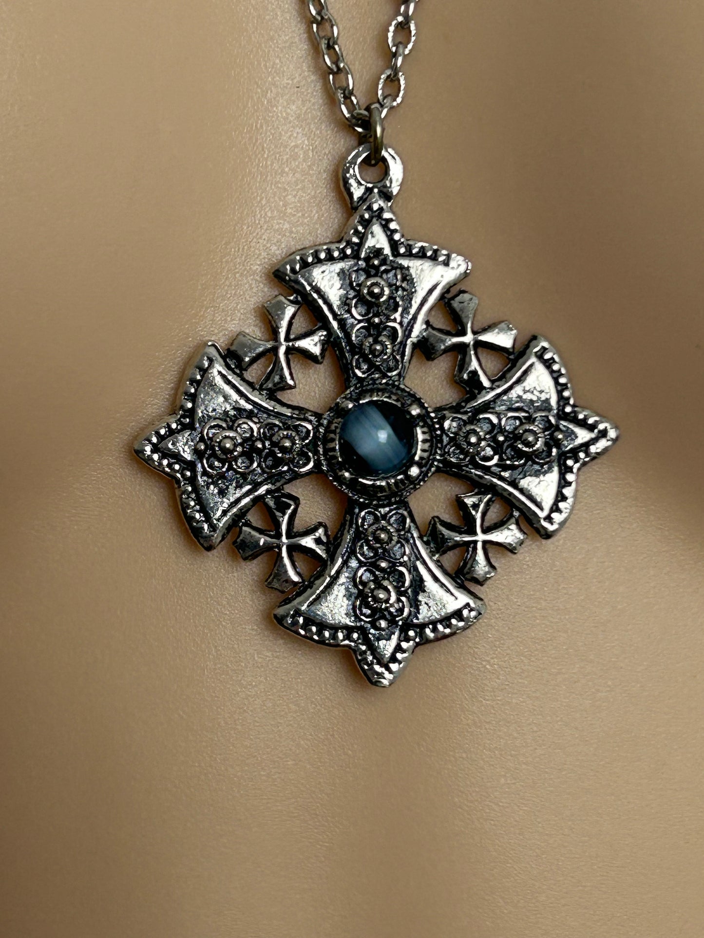 Vintage Silver Tone Scottish Celtic Style Blue Stone Set Pendant & Chain Necklace