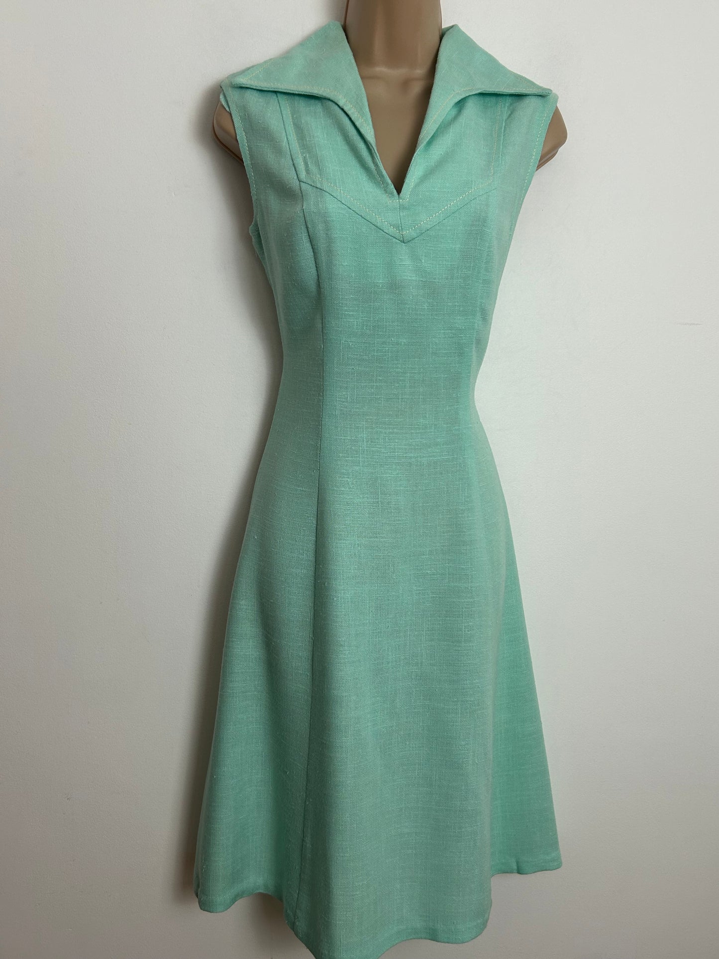 Vintage 1960s STRELITZ Size 8-10 Mint Green Sleeveless Moygashel Fabric Mod Shift Dress