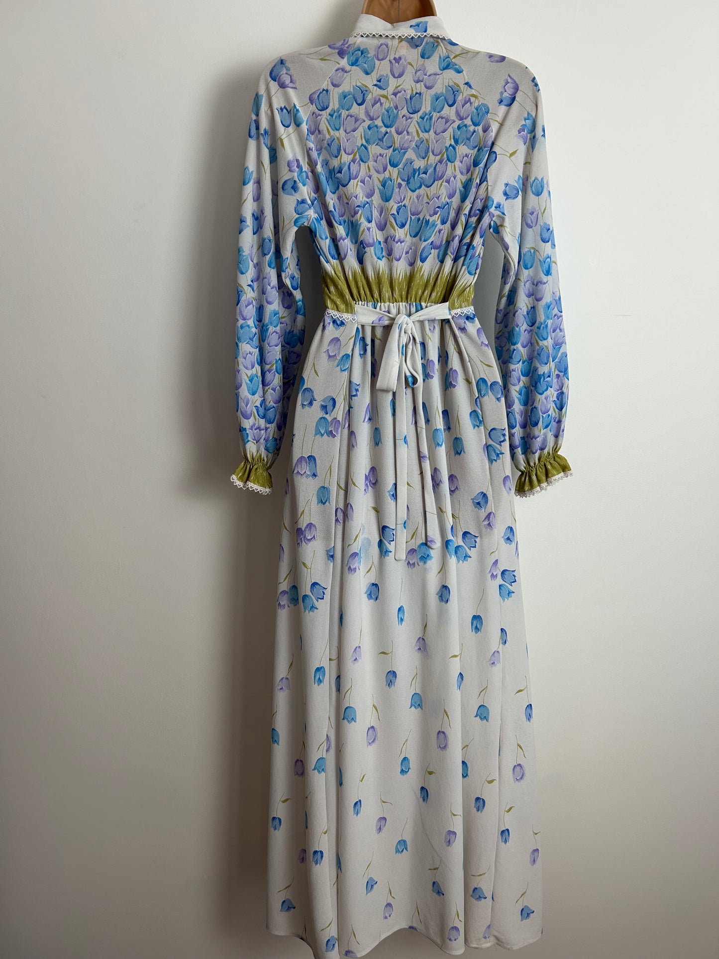 Vintage 1970s UK Size 8 Pretty White Blue & Purple Tulip Floral Print Long Sleeve Tie Back Maxi Dress