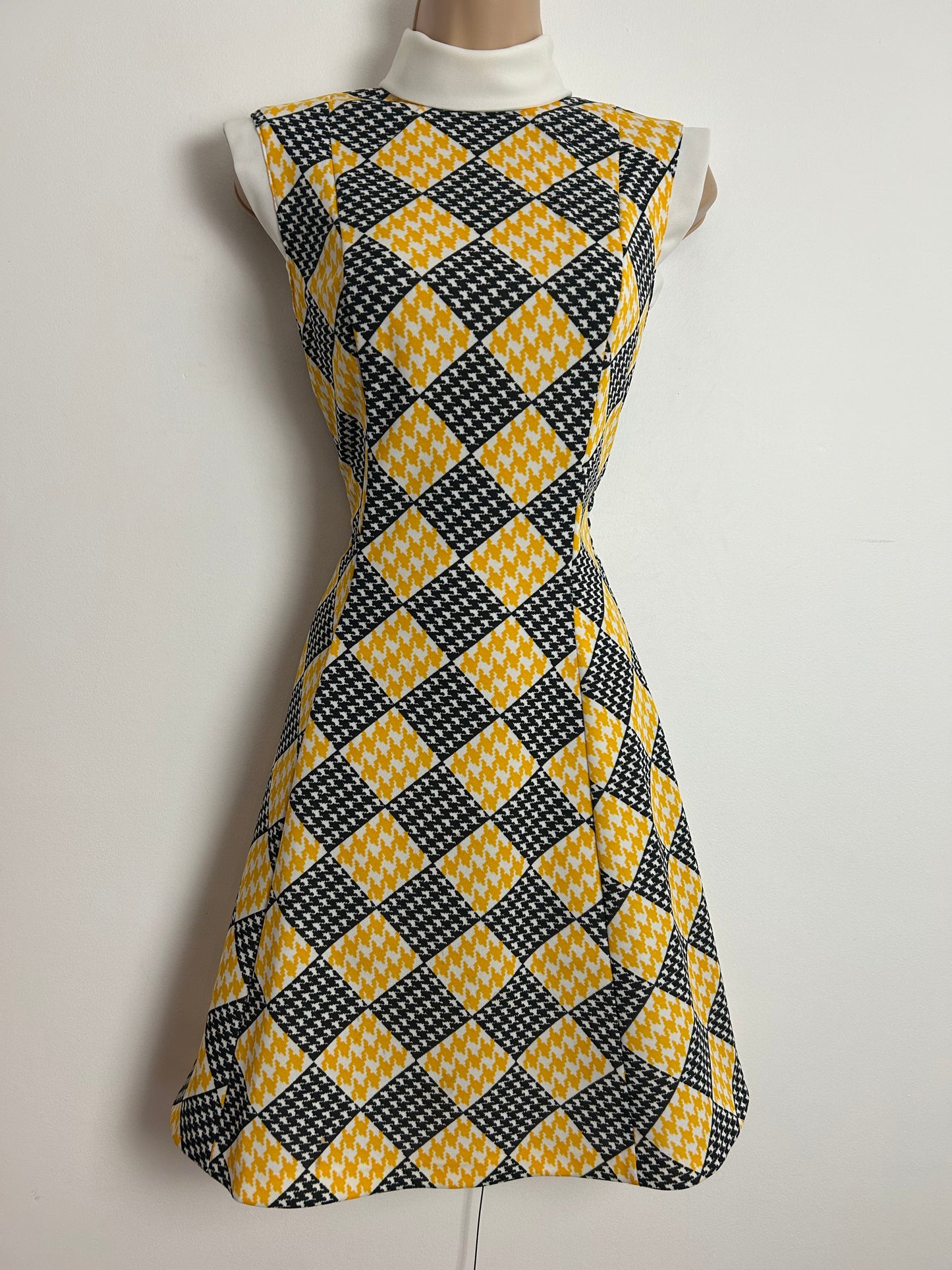Vintage 1960s Size 8 Black Yellow & White Diamond Check & Dogtooth Sleeveless Mod Shift Dress
