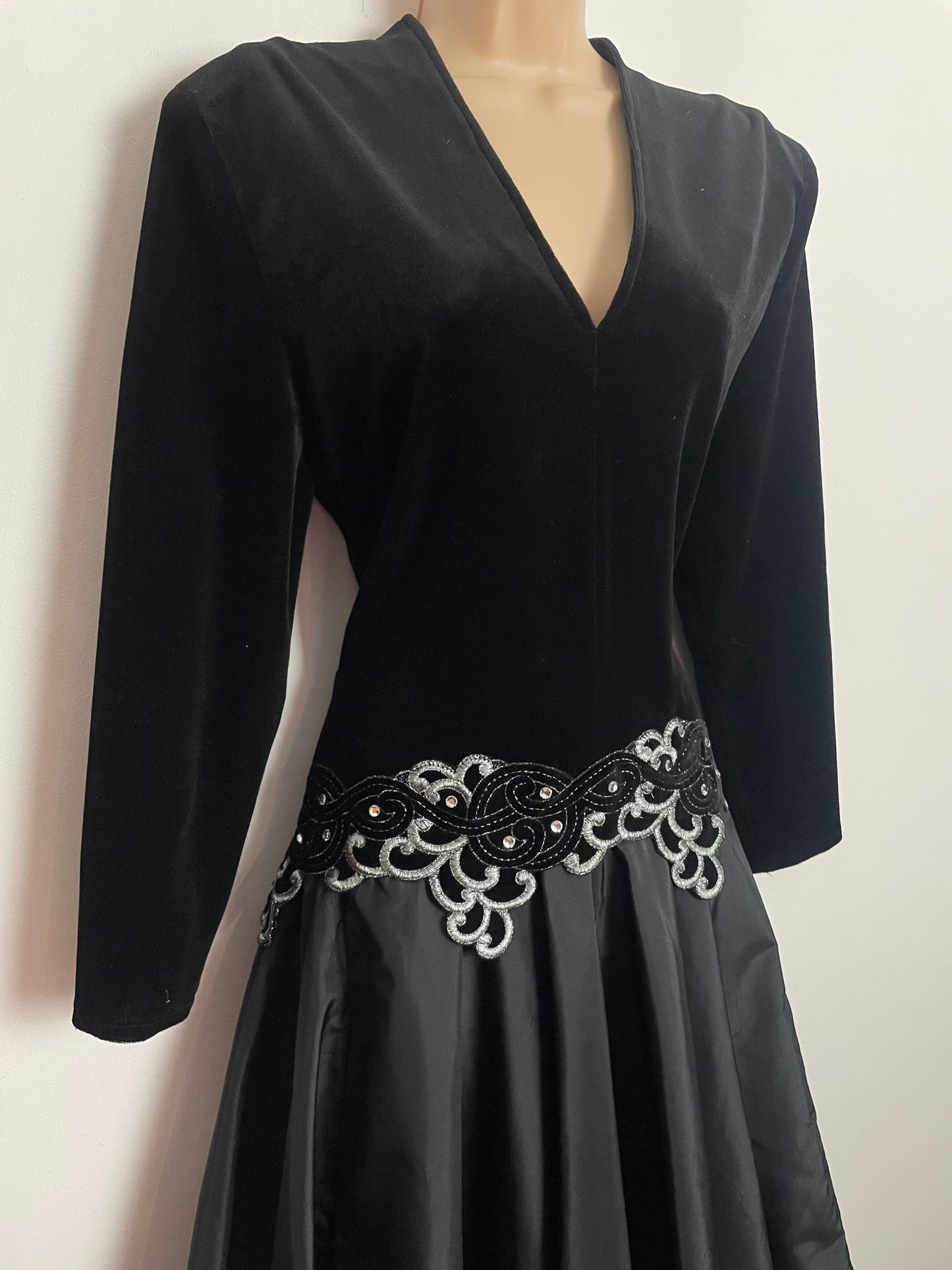 Vintage 1980s BERNSHAW UK Size 12 Black Velvet & Sateen Silver Thread & Diamante Detail Evening Party Occasion Dress