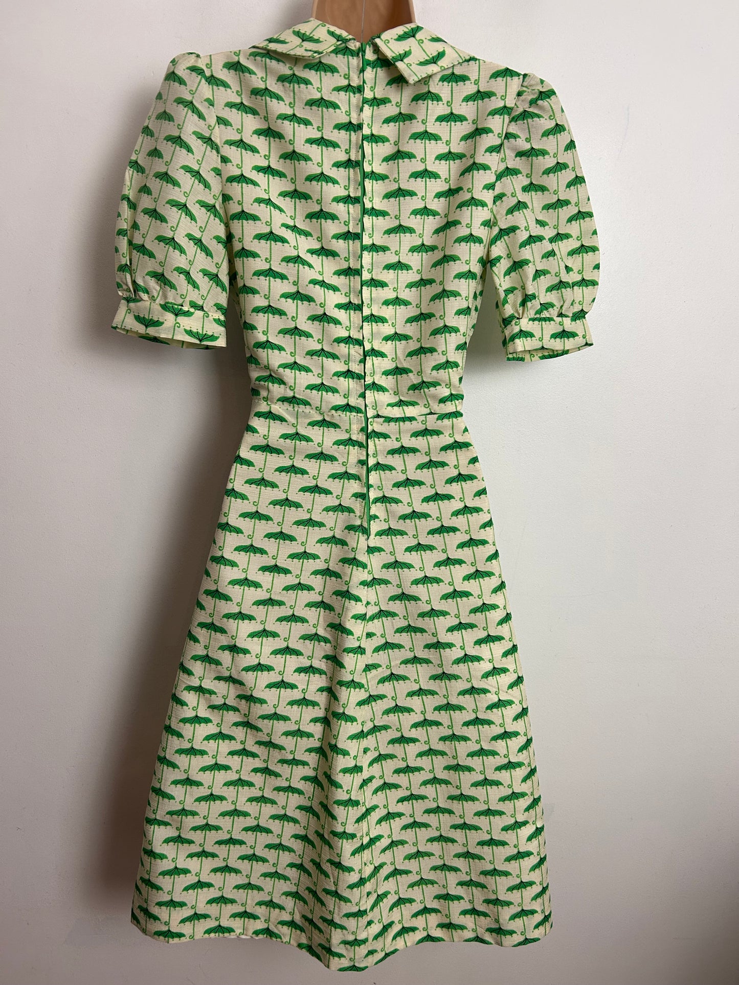 Vintage 1970s UK Size 8 Cute Cream & Green Umbrella Novelty Print Dagger Collar Fit & Flare Dress