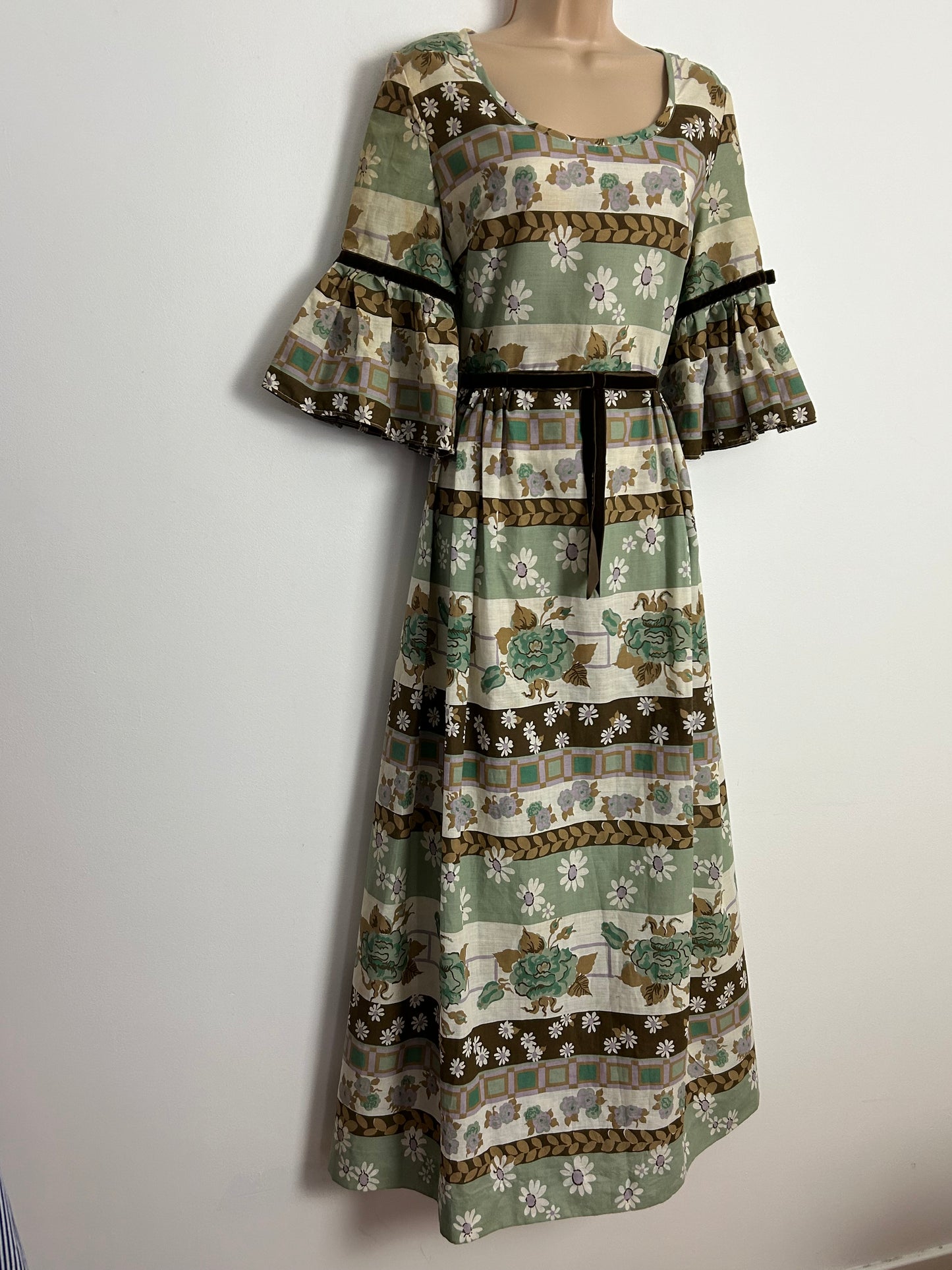 Vintage 1970s KELSTREE UK Size 12 Cream Brown Green & Lilac Floral Print Flared Sleeve Boho Prairie Maxi Dress