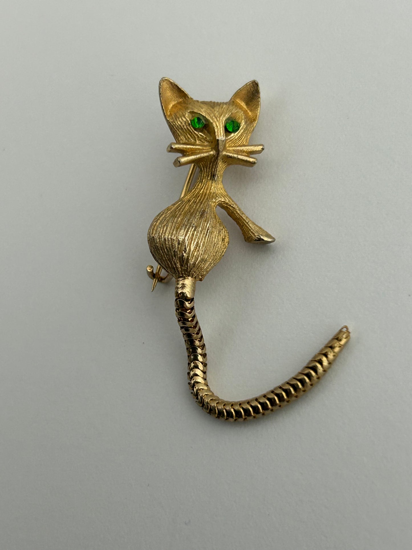 Vintage Gold Tone RARE Articulated Tail Cat Brooch With Green Stone Eyes