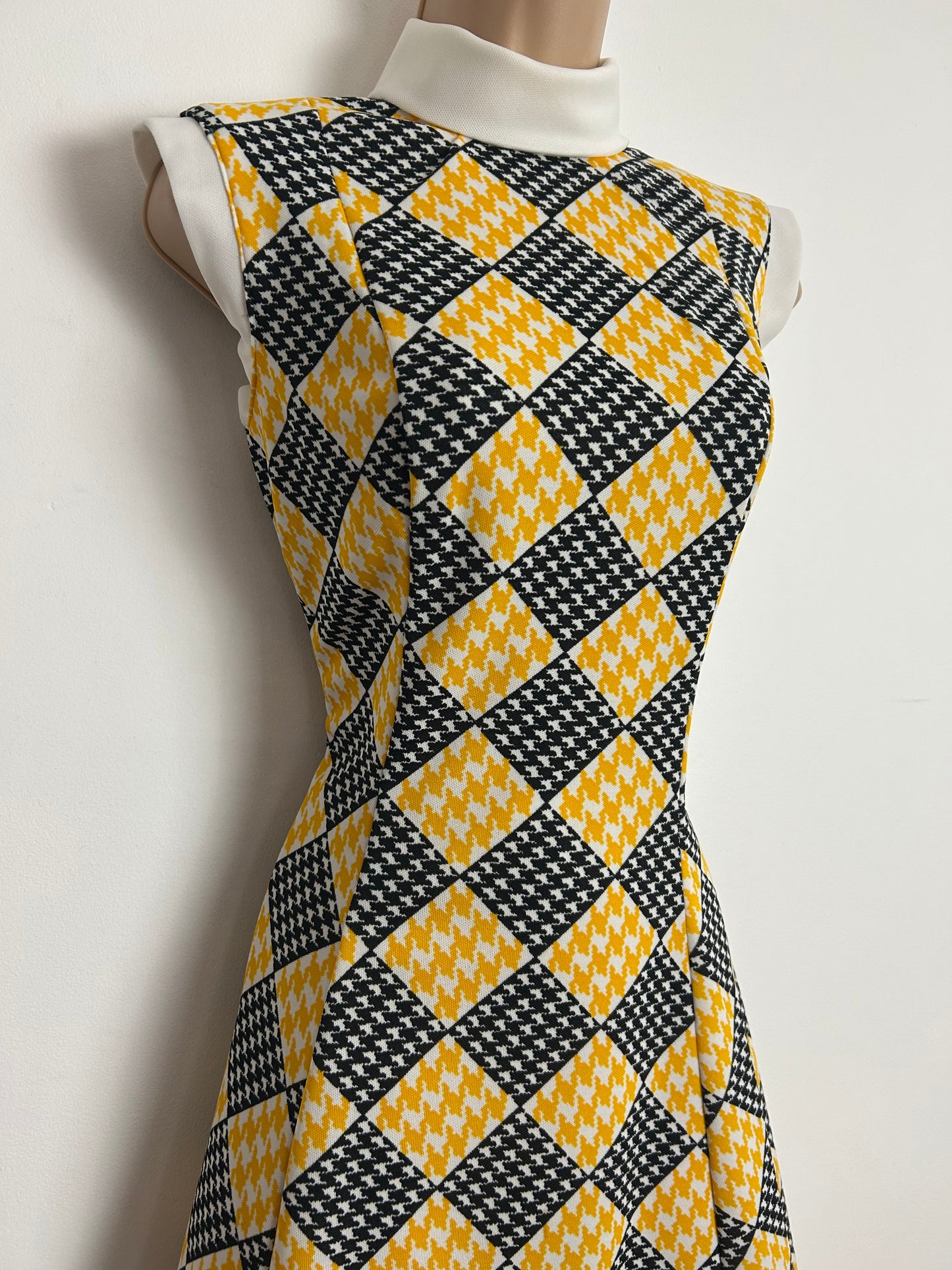 Vintage 1960s Size 8 Black Yellow & White Diamond Check & Dogtooth Sleeveless Mod Shift Dress