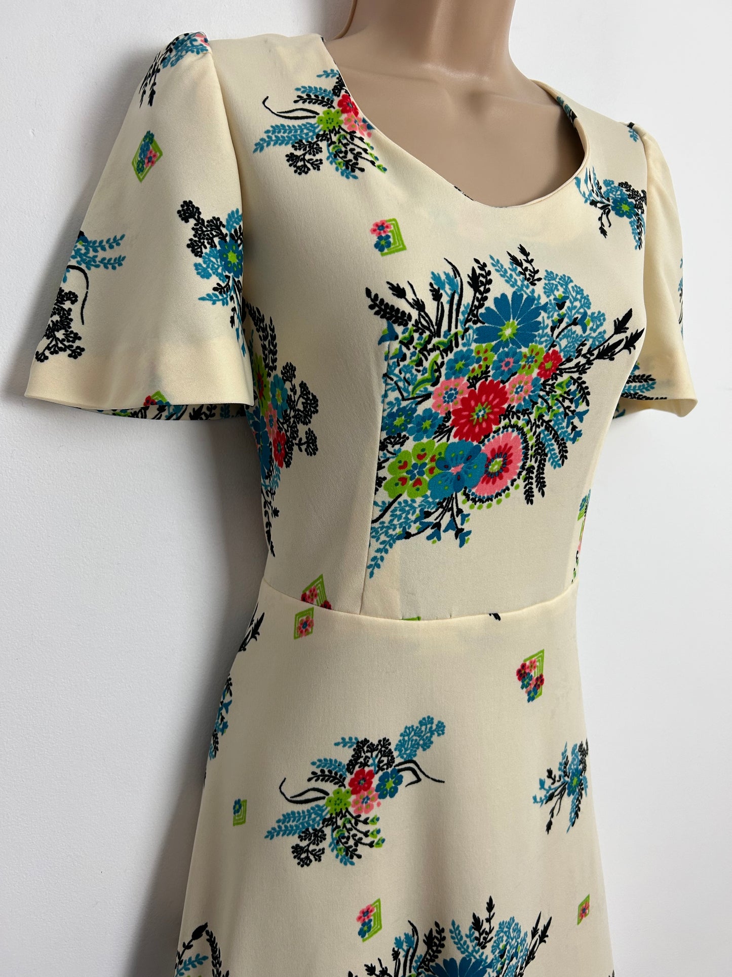 Vintage 1970s Size 12 Cream Blue & Pink Tones Floral Print Short Sleeve Fit & Flare Day Dress